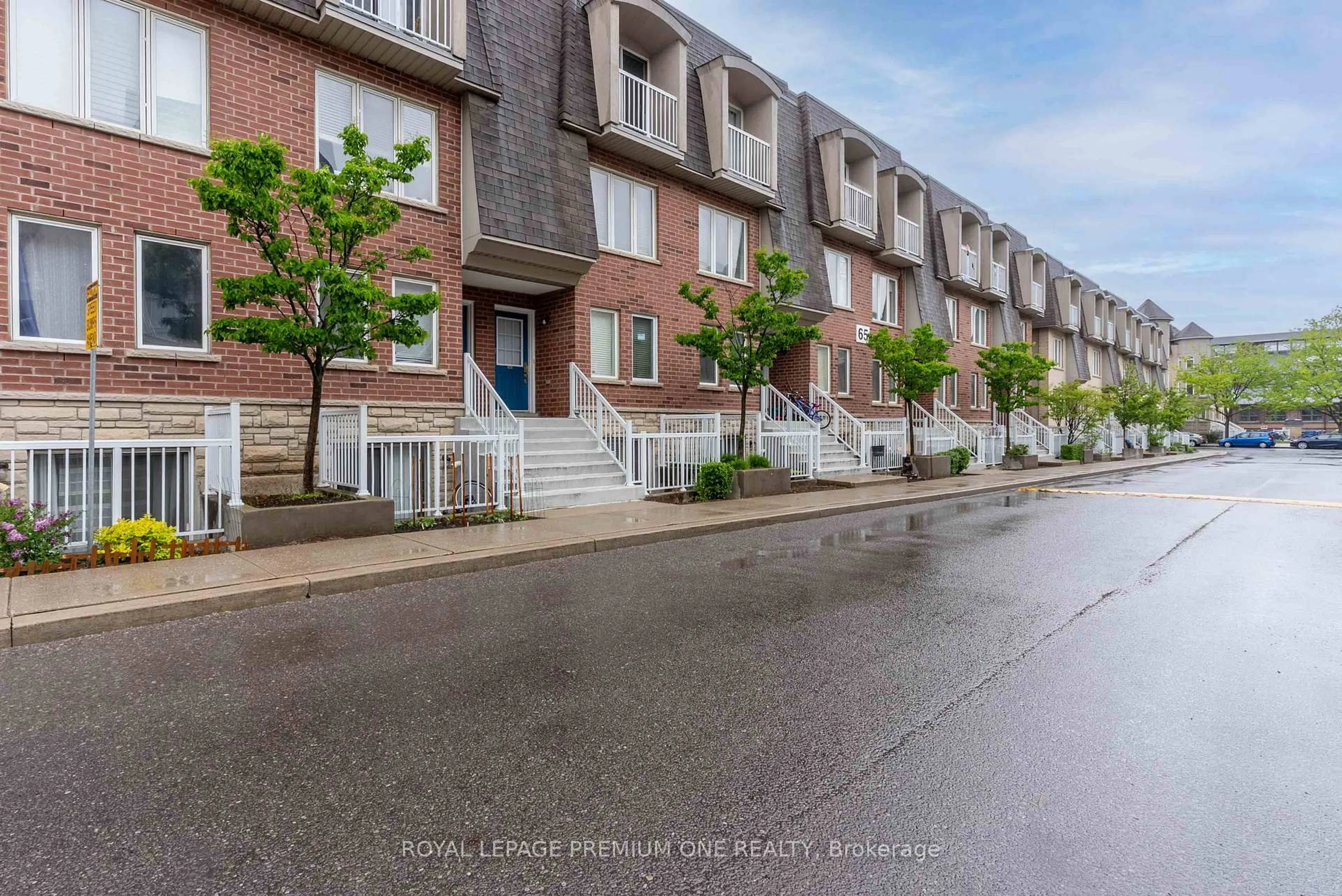 A pic from outside/outdoor area/front of a property/back of a property/a pic from drone, street for 65 Turntable Cres #90, Toronto Ontario M6H 4K8