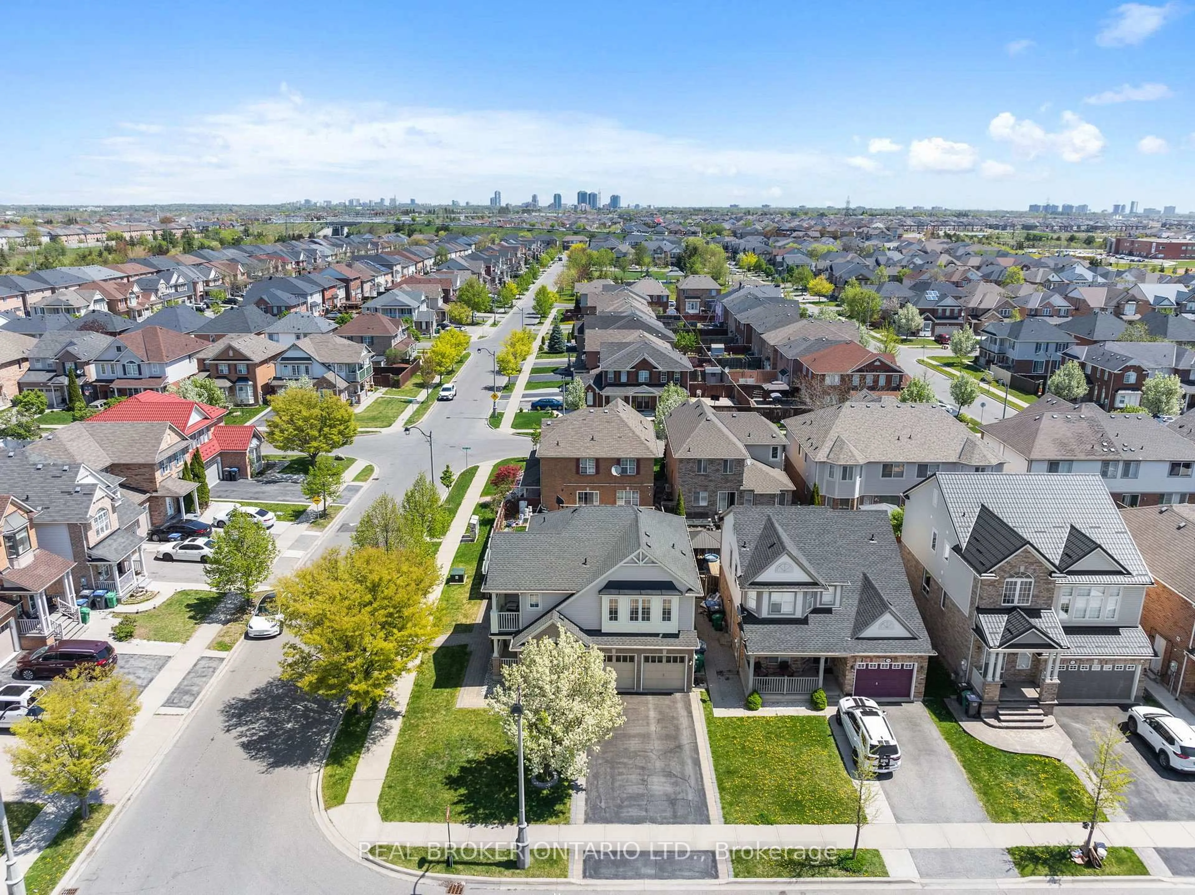 A pic from outside/outdoor area/front of a property/back of a property/a pic from drone, street for 157 Fandango Dr, Brampton Ontario L6X 0L2