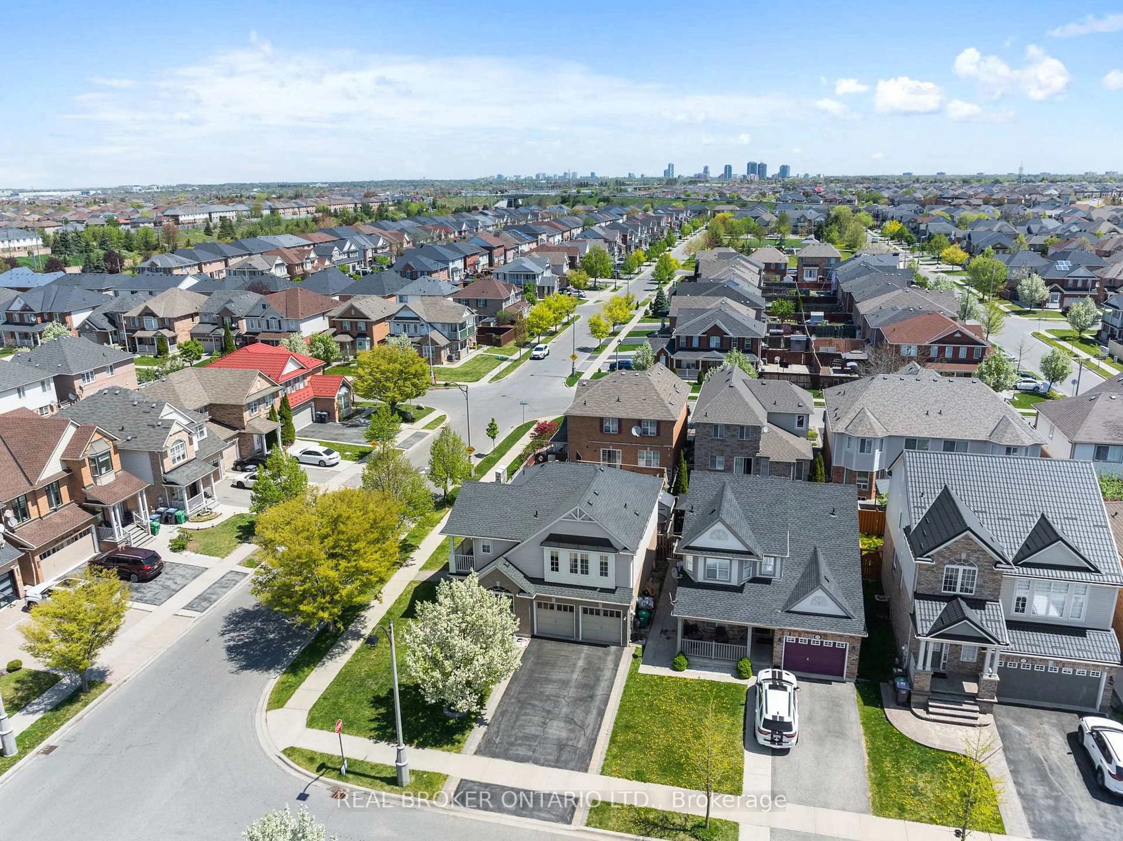 A pic from outside/outdoor area/front of a property/back of a property/a pic from drone, street for 157 Fandango Dr, Brampton Ontario L6X 0L2