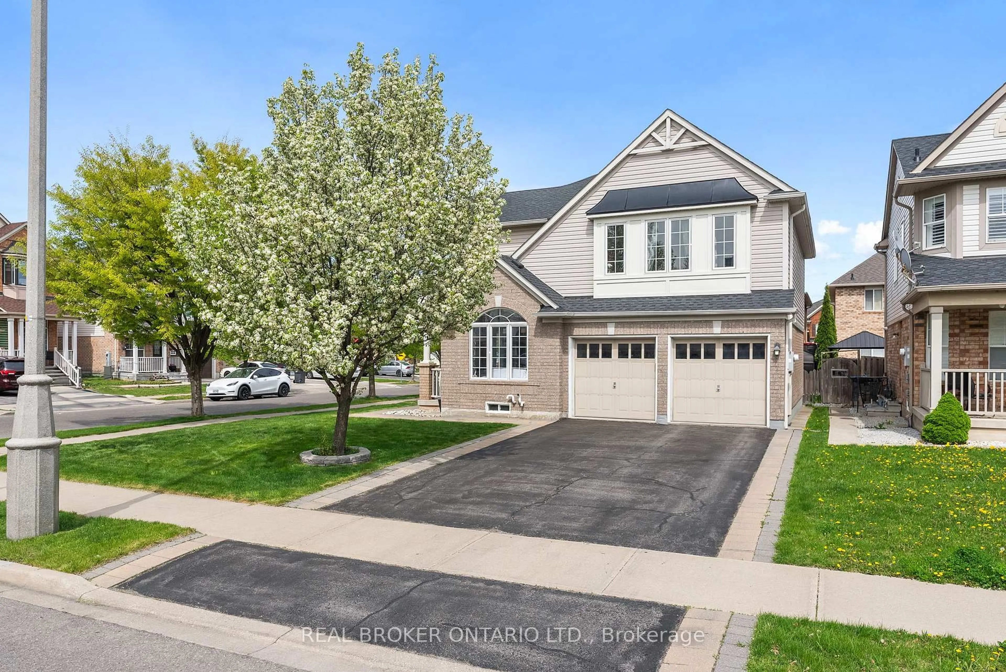 Home with vinyl exterior material, street for 157 Fandango Dr, Brampton Ontario L6X 0L2