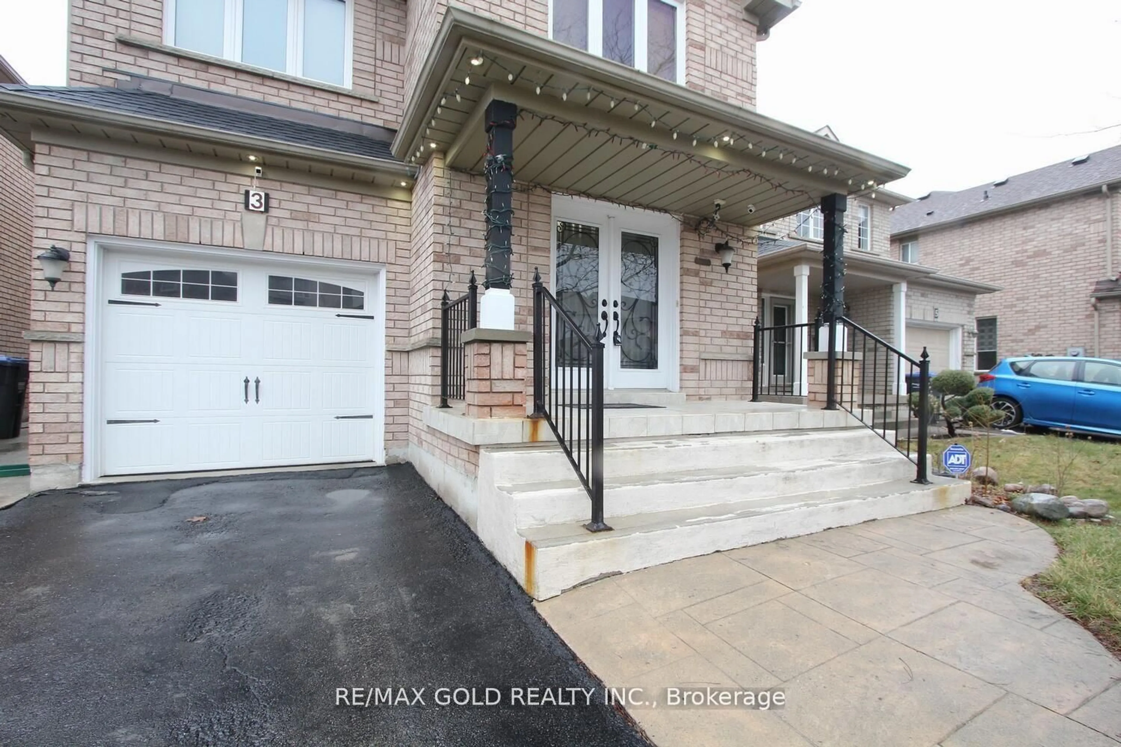 Indoor entryway for 3 Oakmeadow Dr, Brampton Ontario L6A 2L7