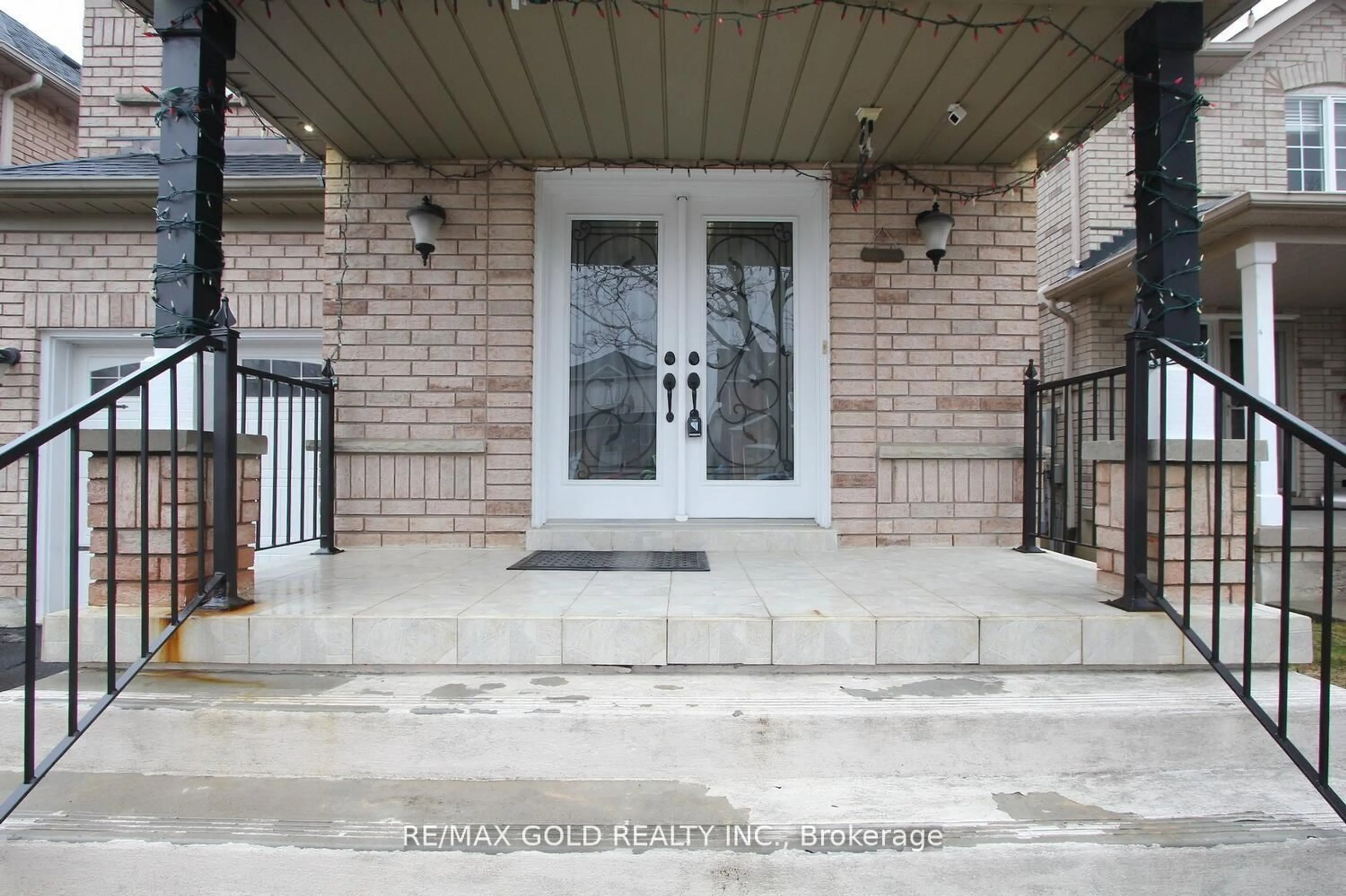 Indoor entryway for 3 Oakmeadow Dr, Brampton Ontario L6A 2L7