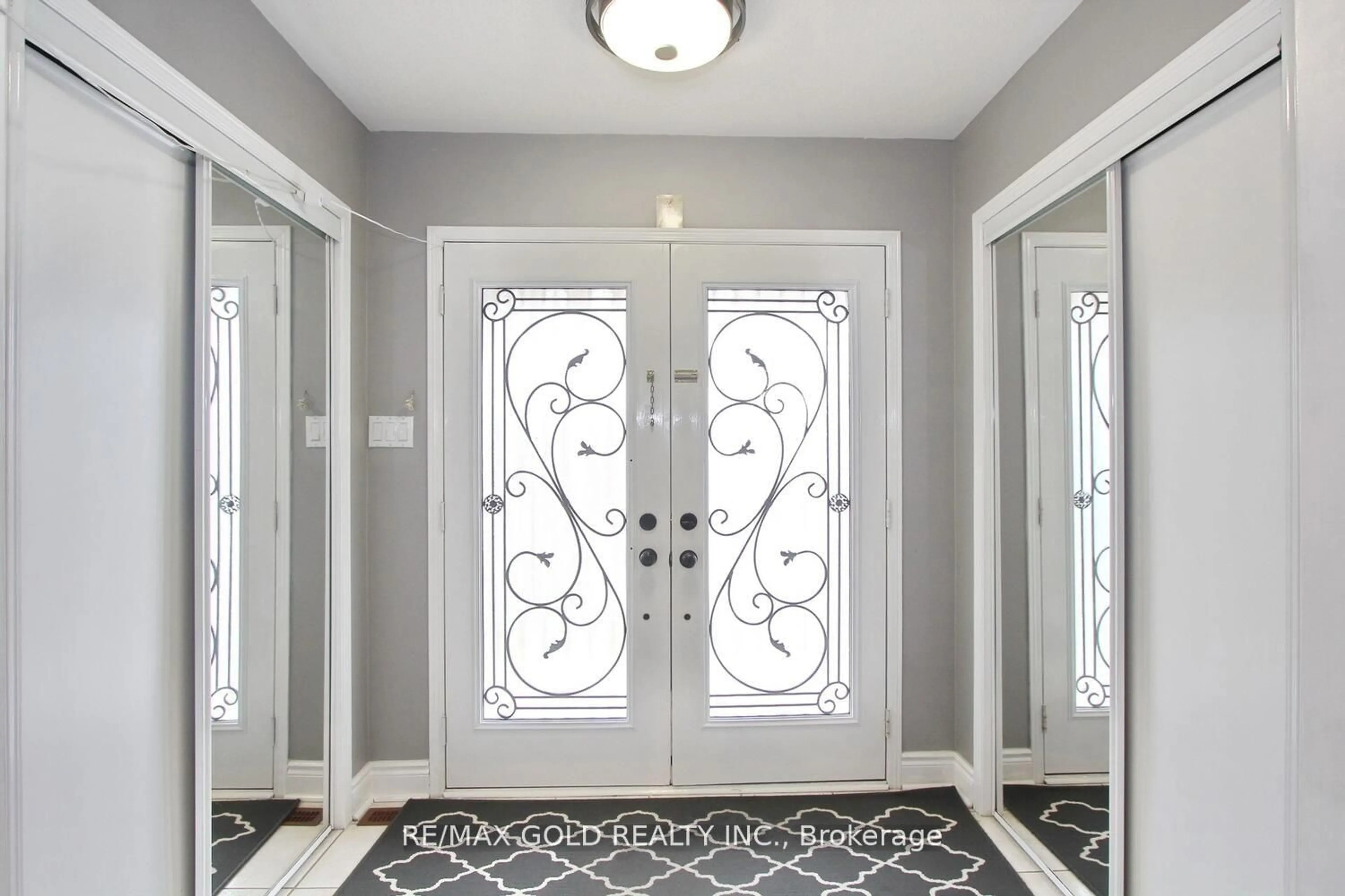 Indoor entryway for 3 Oakmeadow Dr, Brampton Ontario L6A 2L7