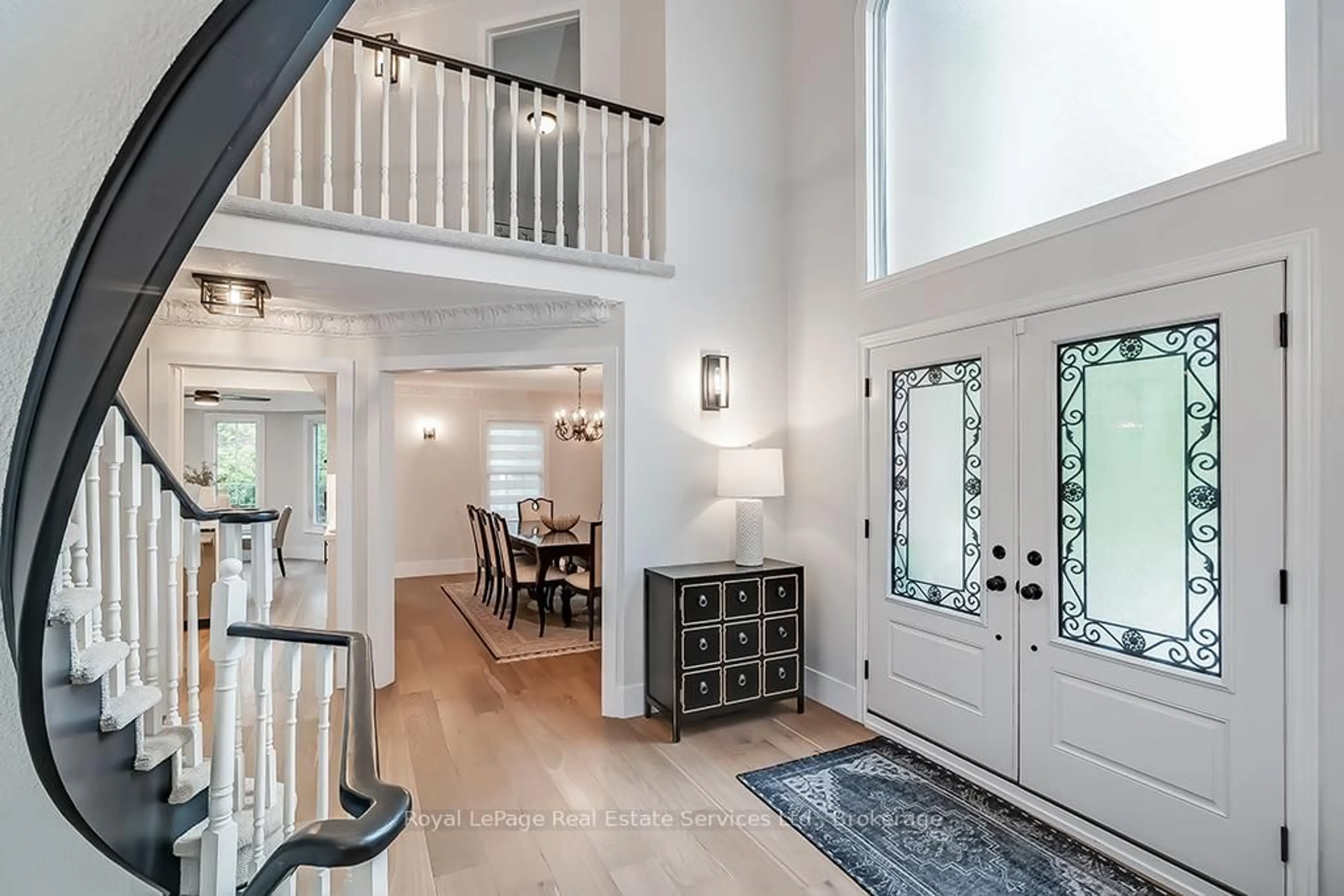 Indoor entryway for 2101 Grosvenor St, Oakville Ontario L6H 4N1