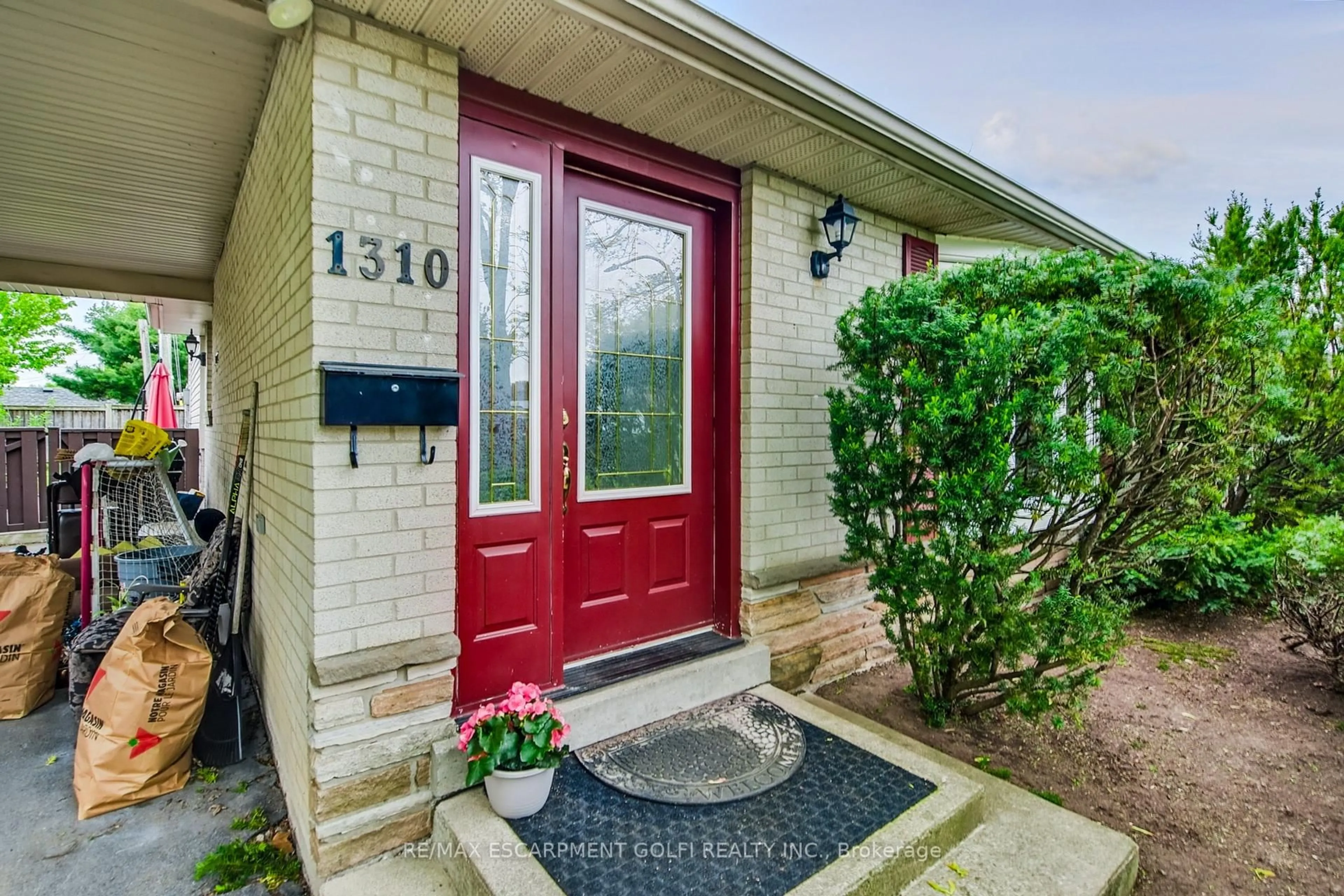 Indoor entryway for 1310 Sycamore Dr, Burlington Ontario L7M 1H2