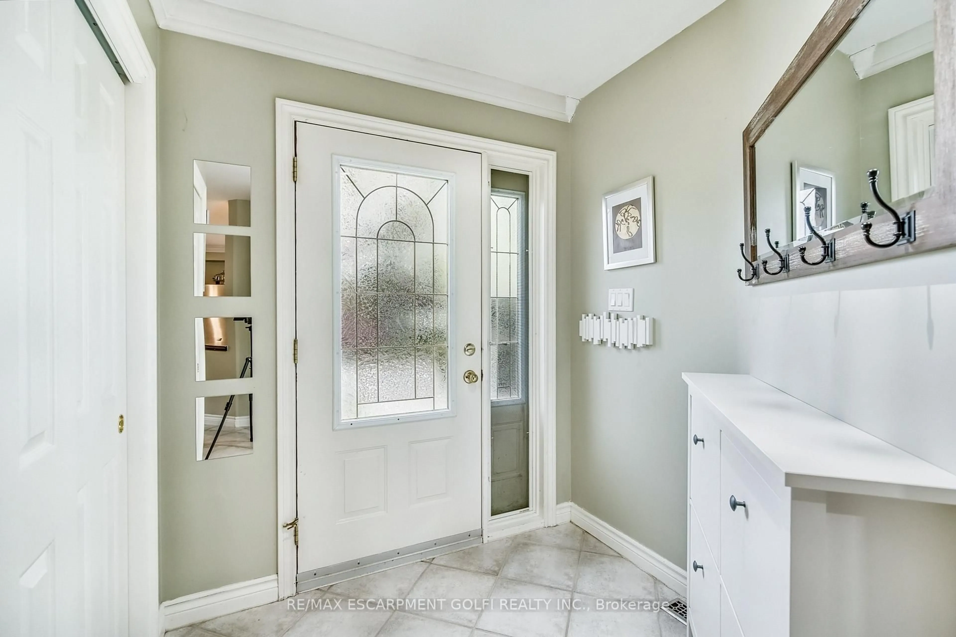 Indoor entryway for 1310 Sycamore Dr, Burlington Ontario L7M 1H2