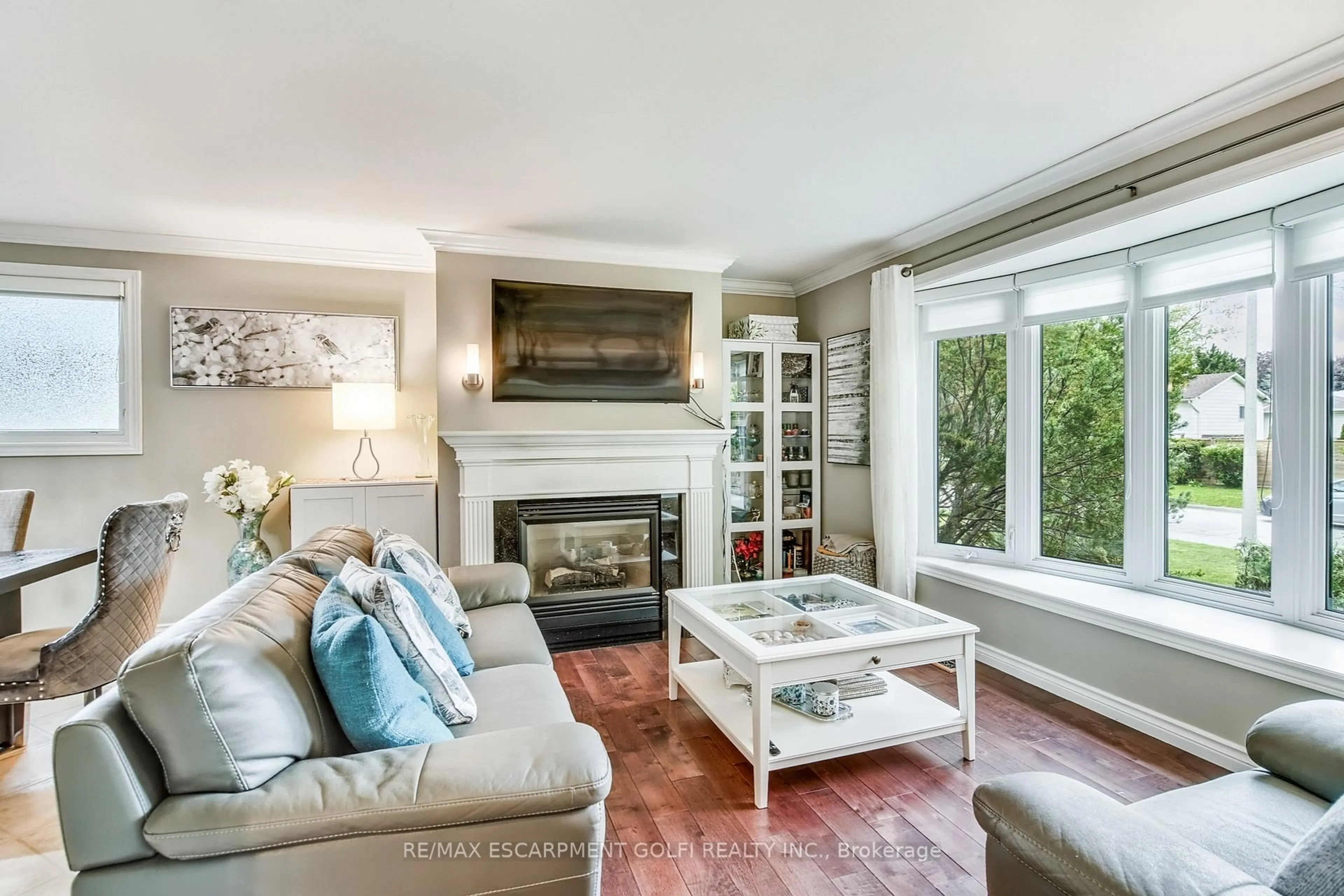 Living room with furniture, unknown for 1310 Sycamore Dr, Burlington Ontario L7M 1H2