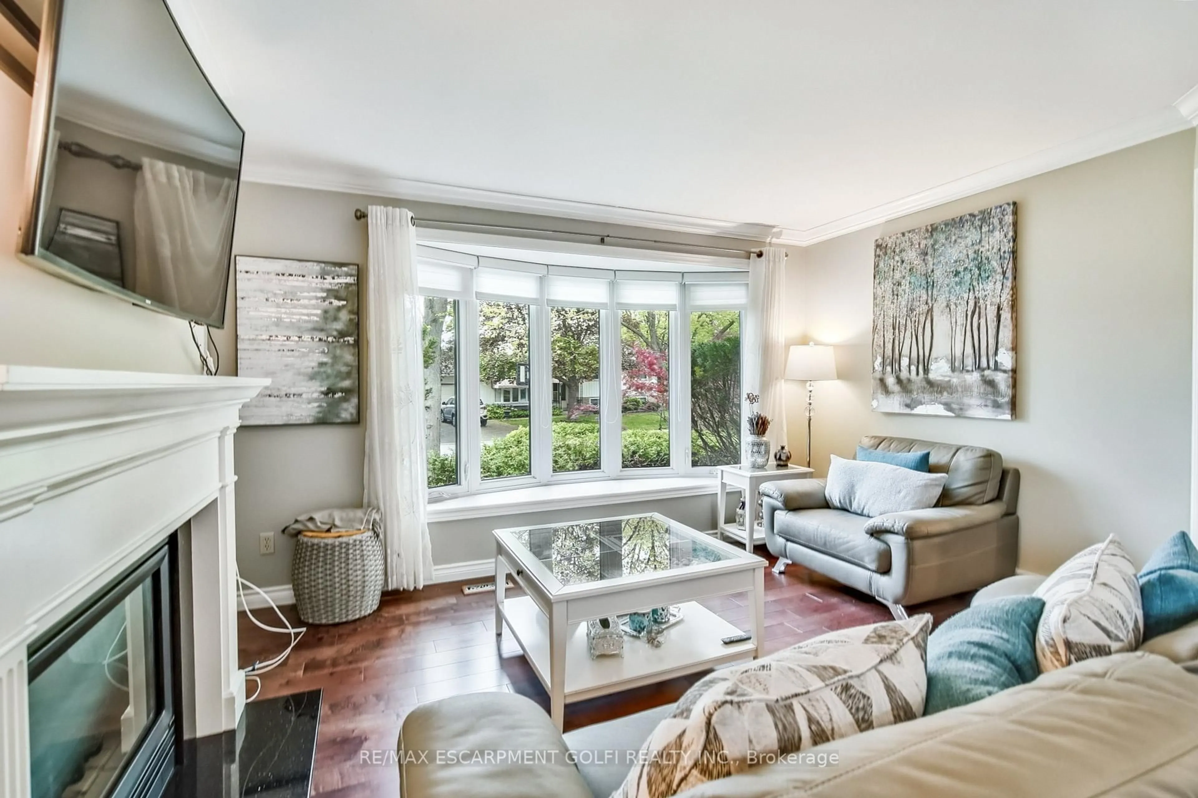 Living room with furniture, unknown for 1310 Sycamore Dr, Burlington Ontario L7M 1H2