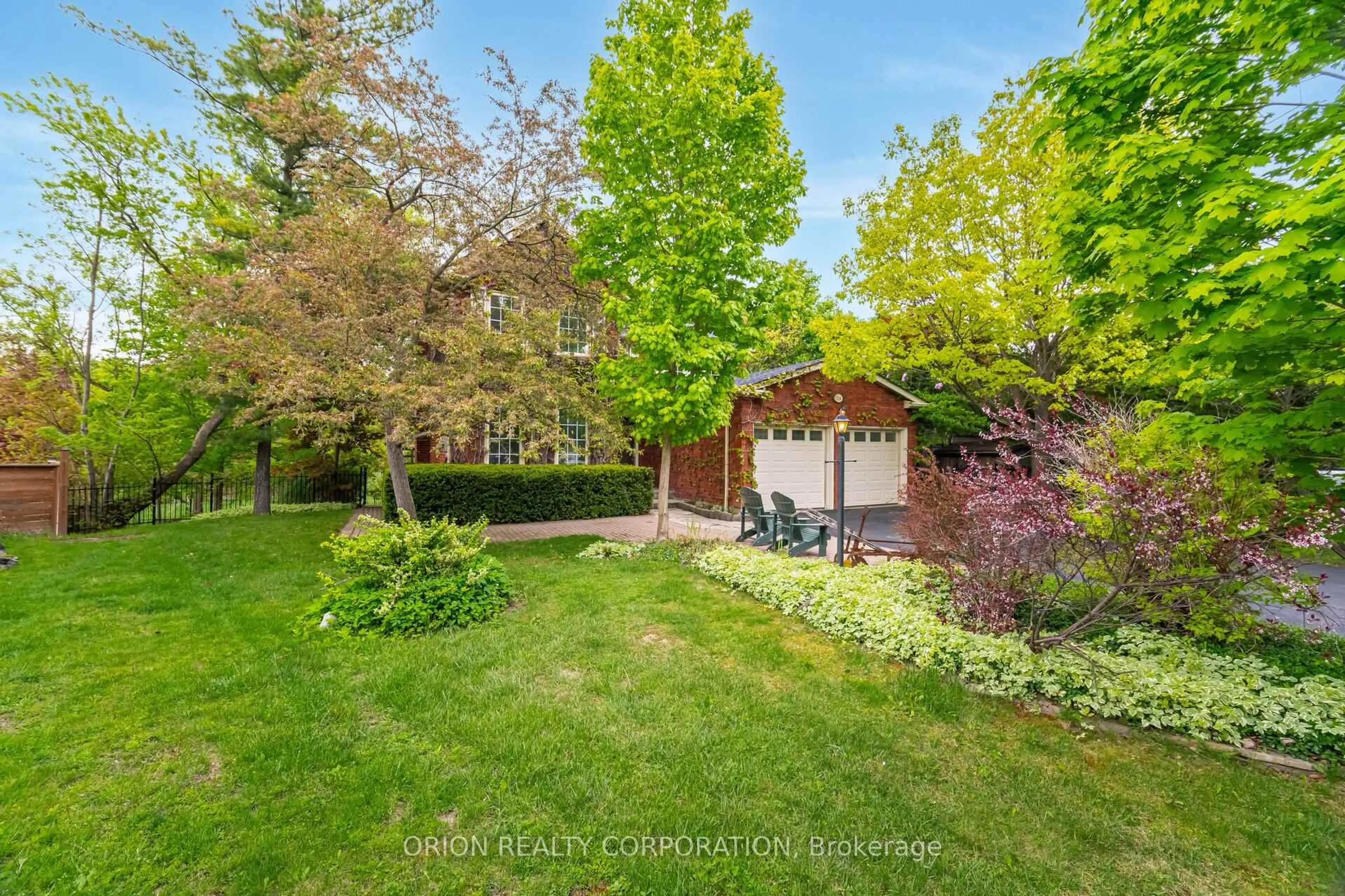 A pic from outside/outdoor area/front of a property/back of a property/a pic from drone, street for 254 Maidstone Crt, Caledon Ontario L7E 3V2