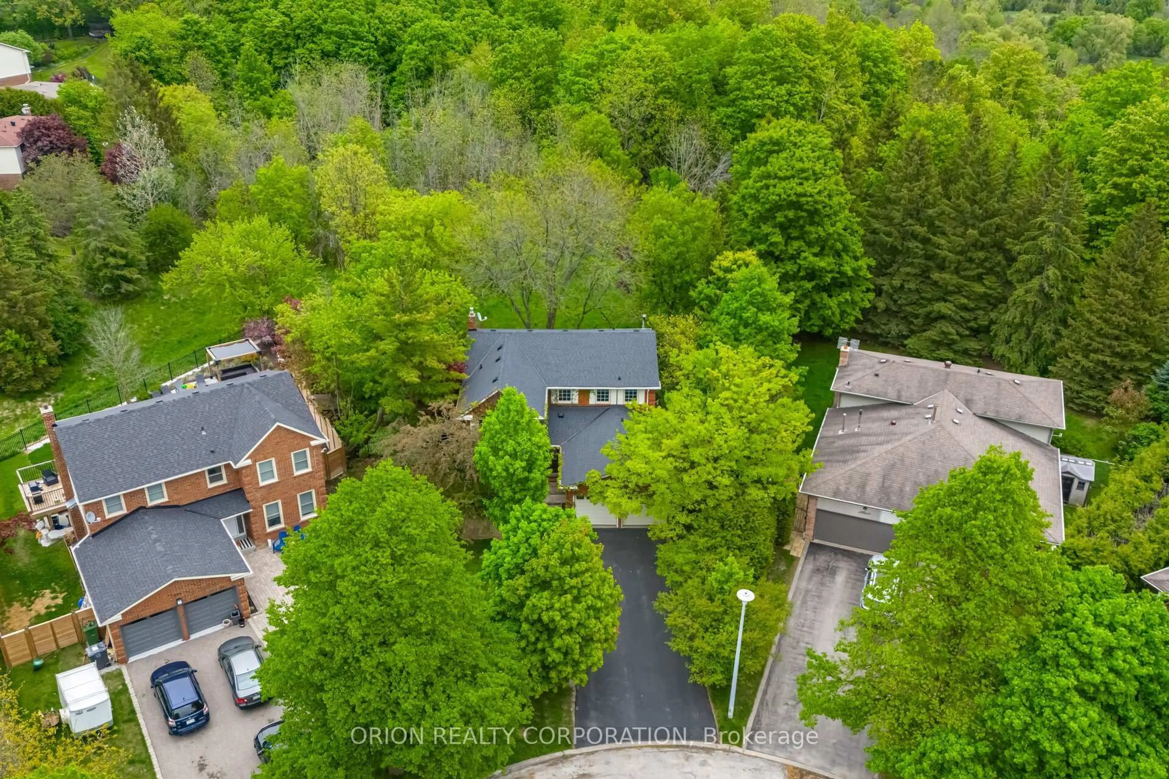 A pic from outside/outdoor area/front of a property/back of a property/a pic from drone, unknown for 254 Maidstone Crt, Caledon Ontario L7E 3V2
