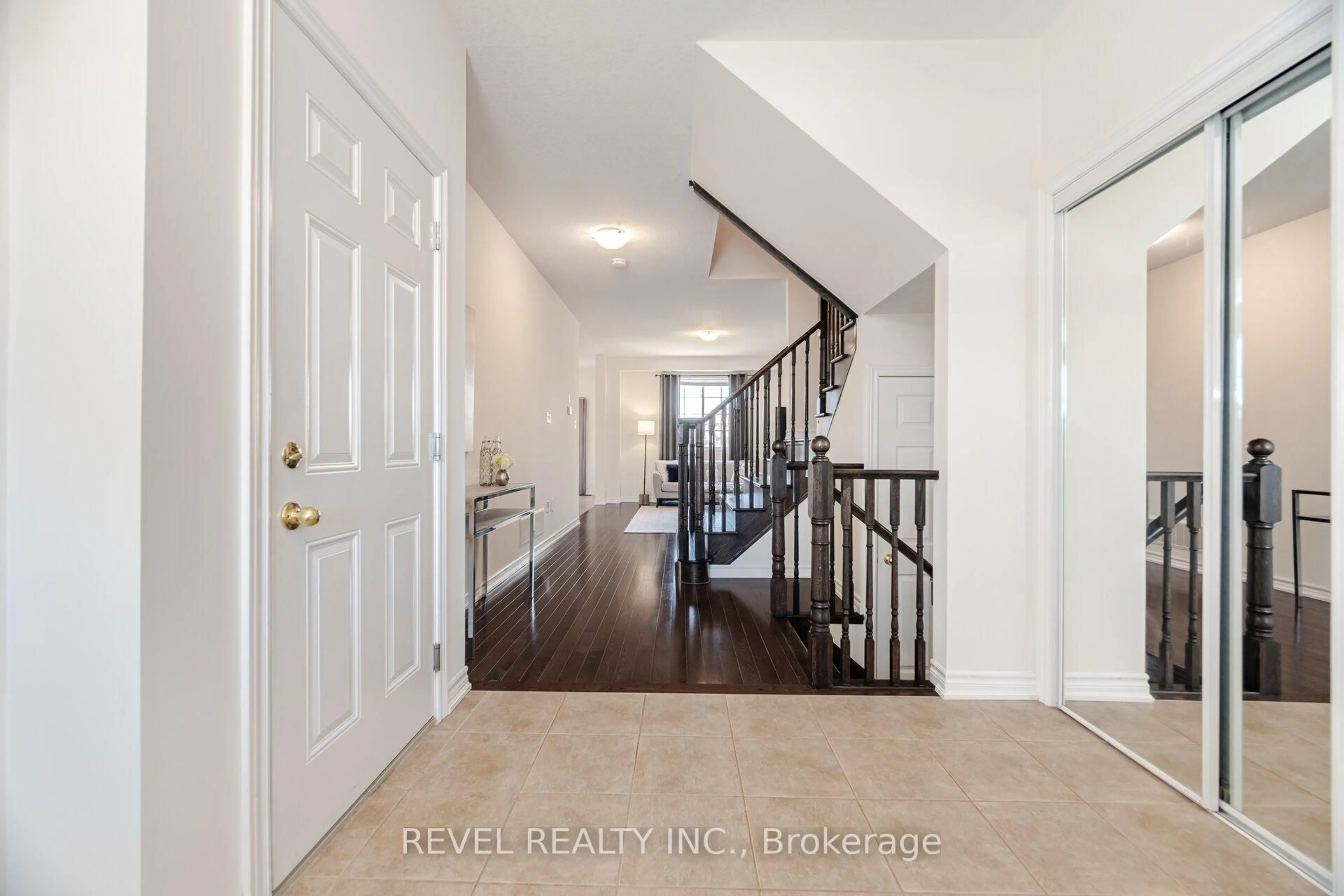 Indoor entryway for 607 Murray Meadows Pl, Milton Ontario L9T 8L7