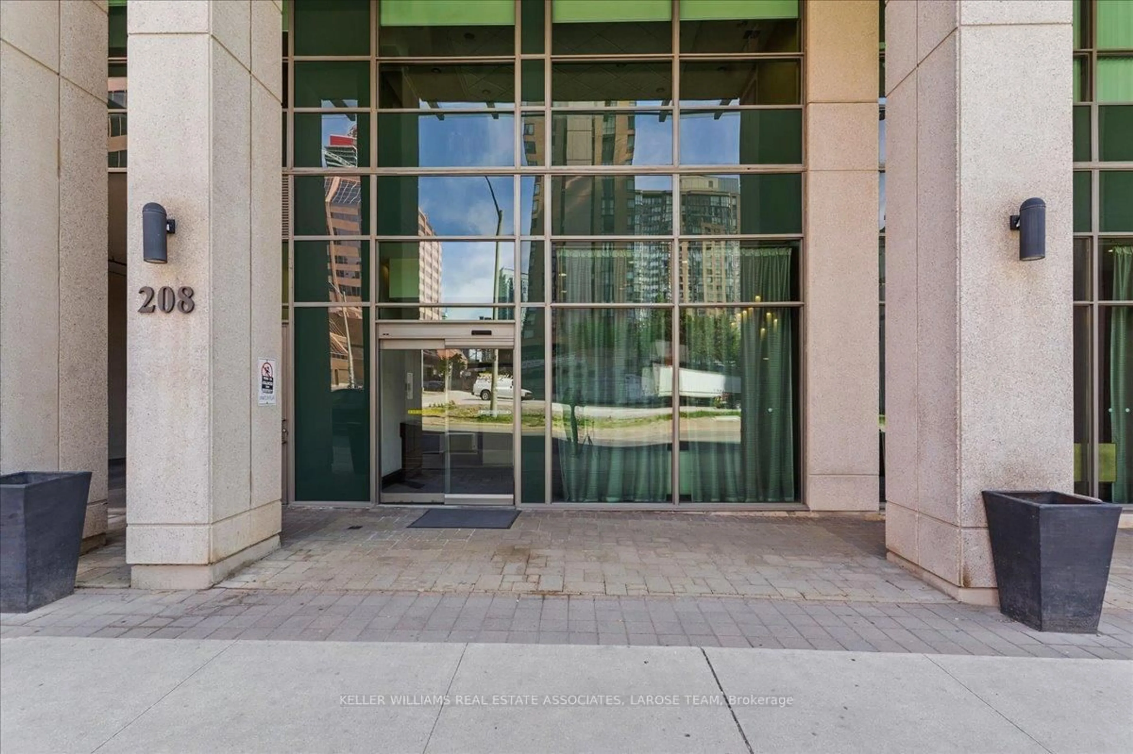 Indoor foyer for 208 Enfield Pl #3701, Mississauga Ontario L5B 0G8