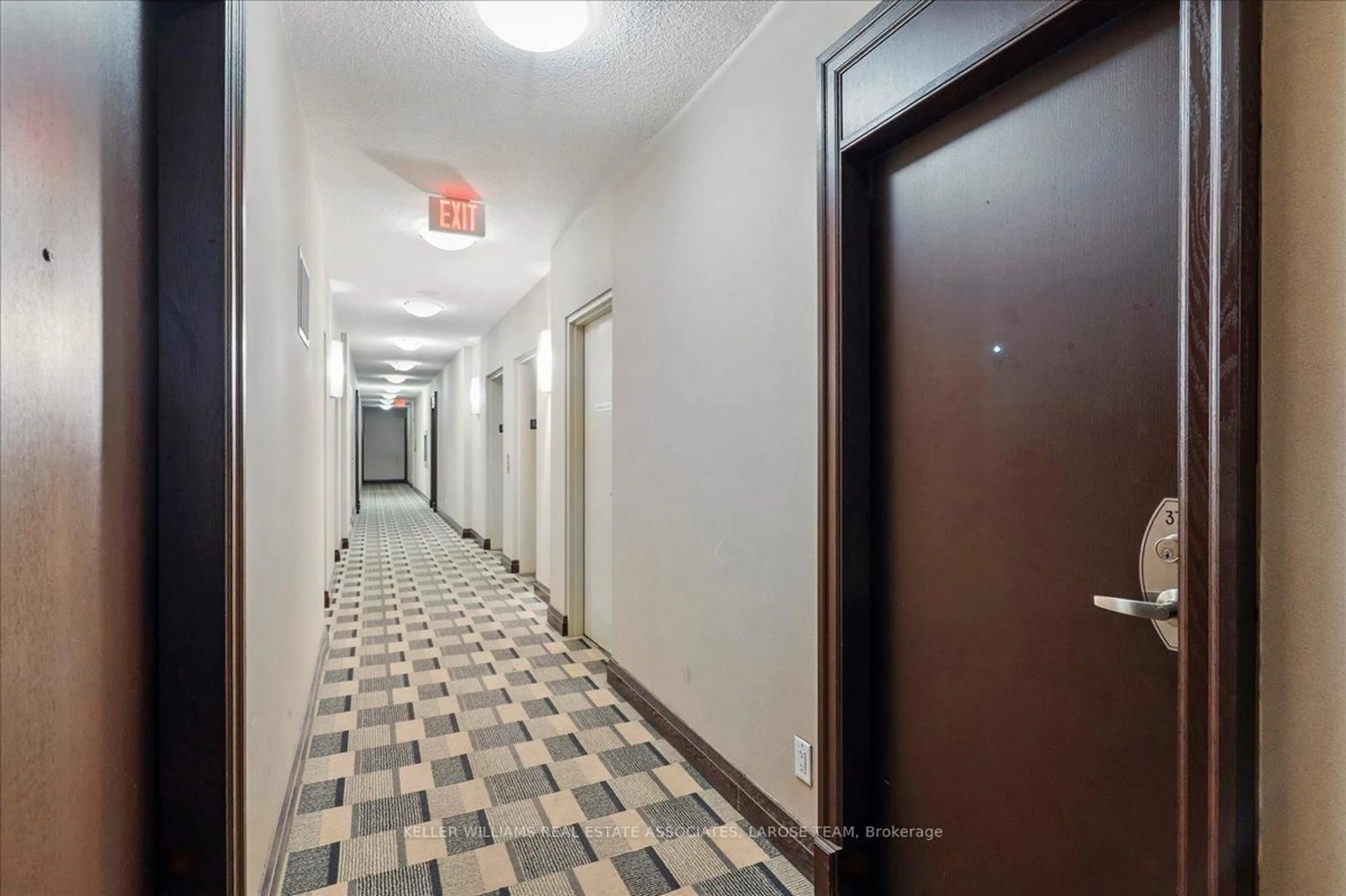 Indoor foyer for 208 Enfield Pl #3701, Mississauga Ontario L5B 0G8