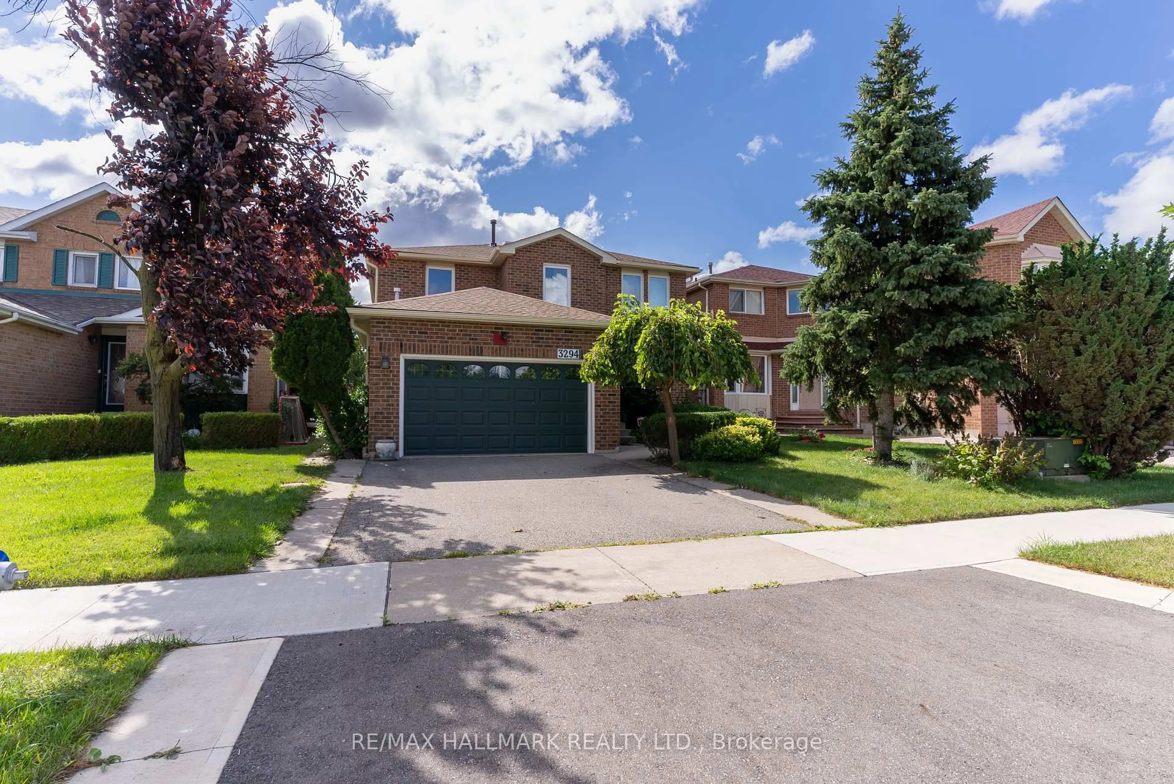 A pic from outside/outdoor area/front of a property/back of a property/a pic from drone, street for 3294 Thorncrest Dr, Mississauga Ontario L5L 4K6