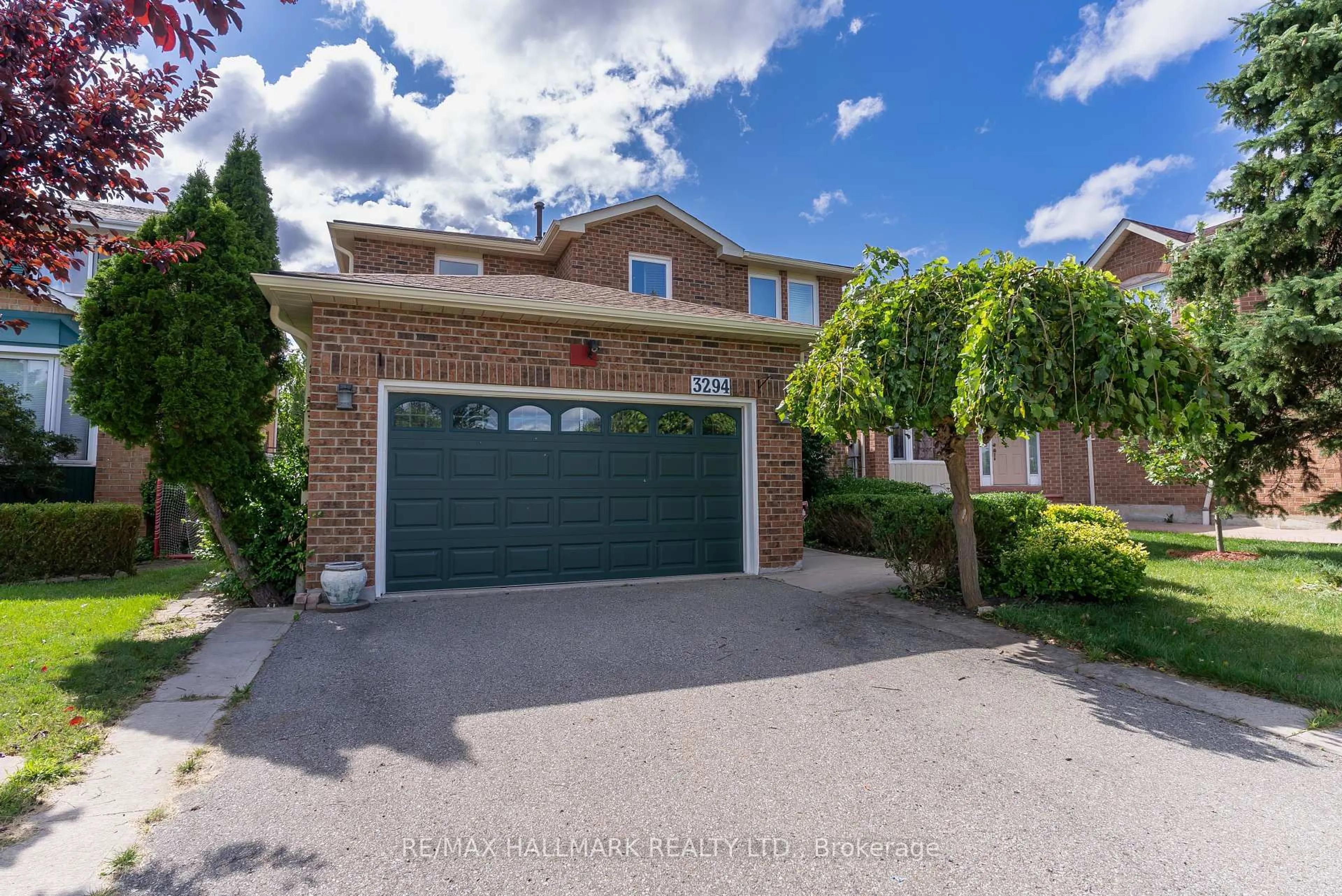 A pic from outside/outdoor area/front of a property/back of a property/a pic from drone, street for 3294 Thorncrest Dr, Mississauga Ontario L5L 4K6