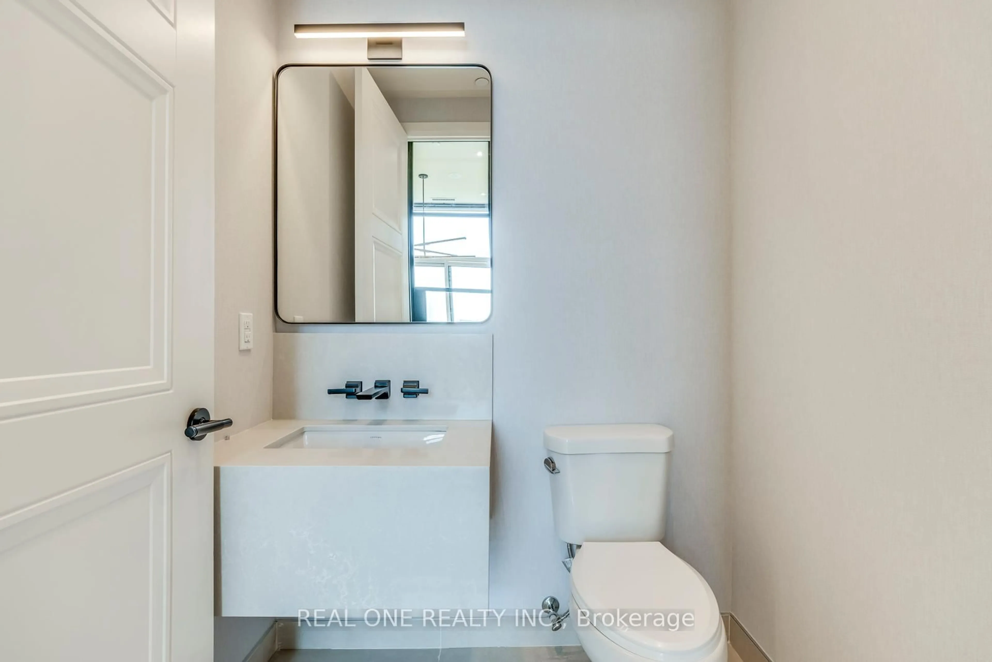 Standard bathroom, ceramic/tile floor for 509 Dundas St #815, Oakville Ontario L6M 4M2