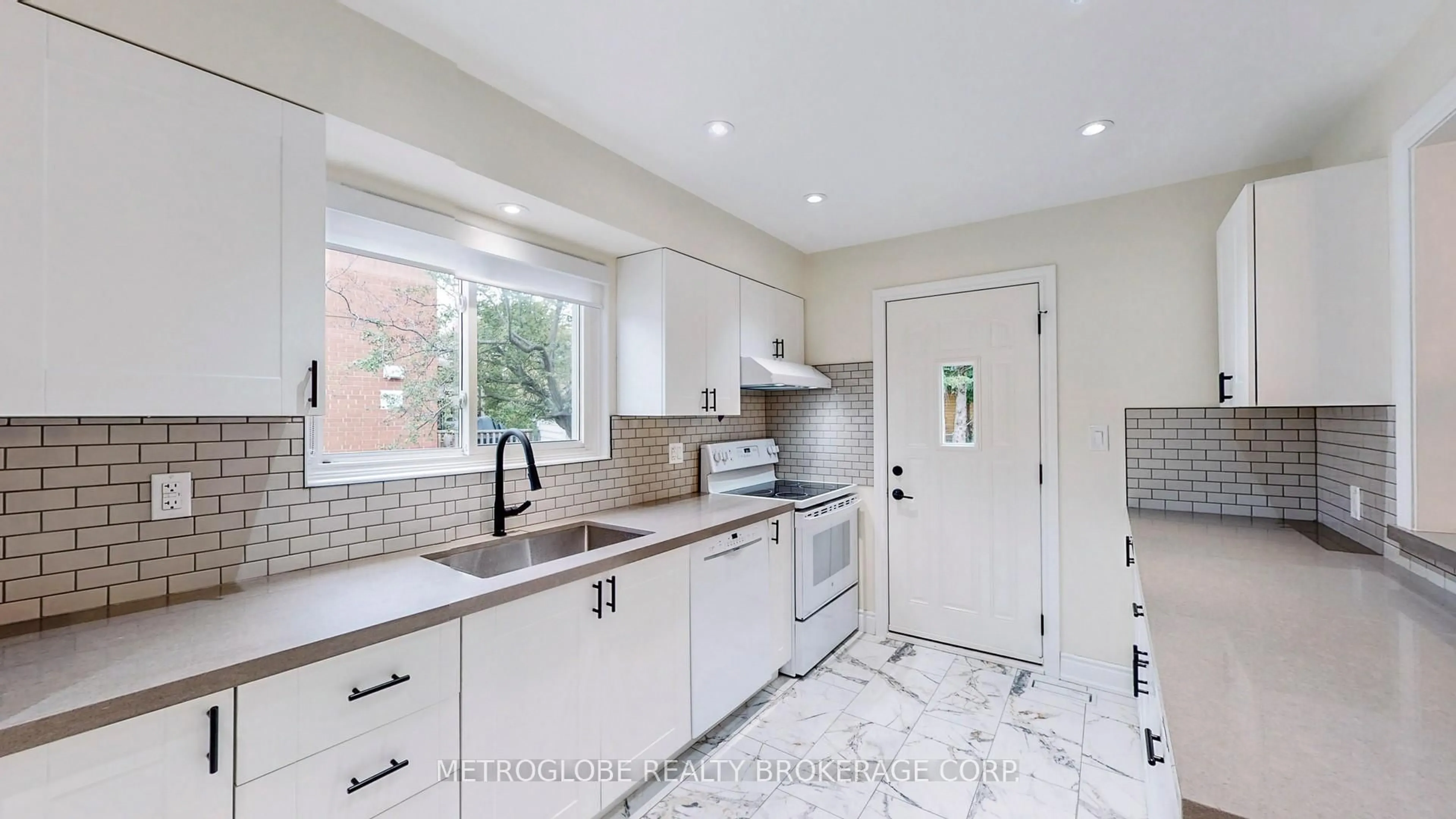 Open concept kitchen, ceramic/tile floor for 1480 Freeport Dr, Mississauga Ontario L5C 1S8