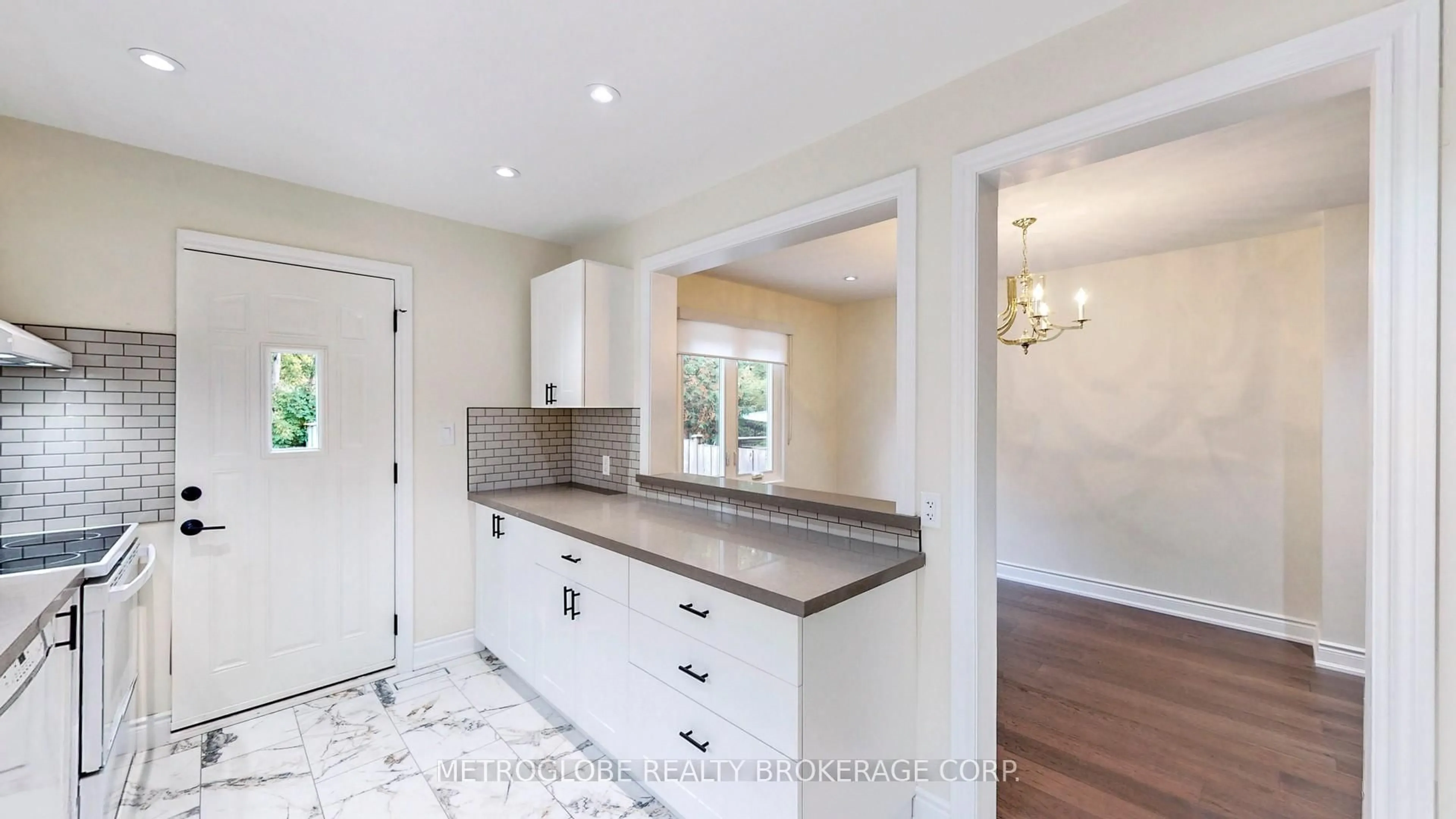 Open concept kitchen, ceramic/tile floor for 1480 Freeport Dr, Mississauga Ontario L5C 1S8