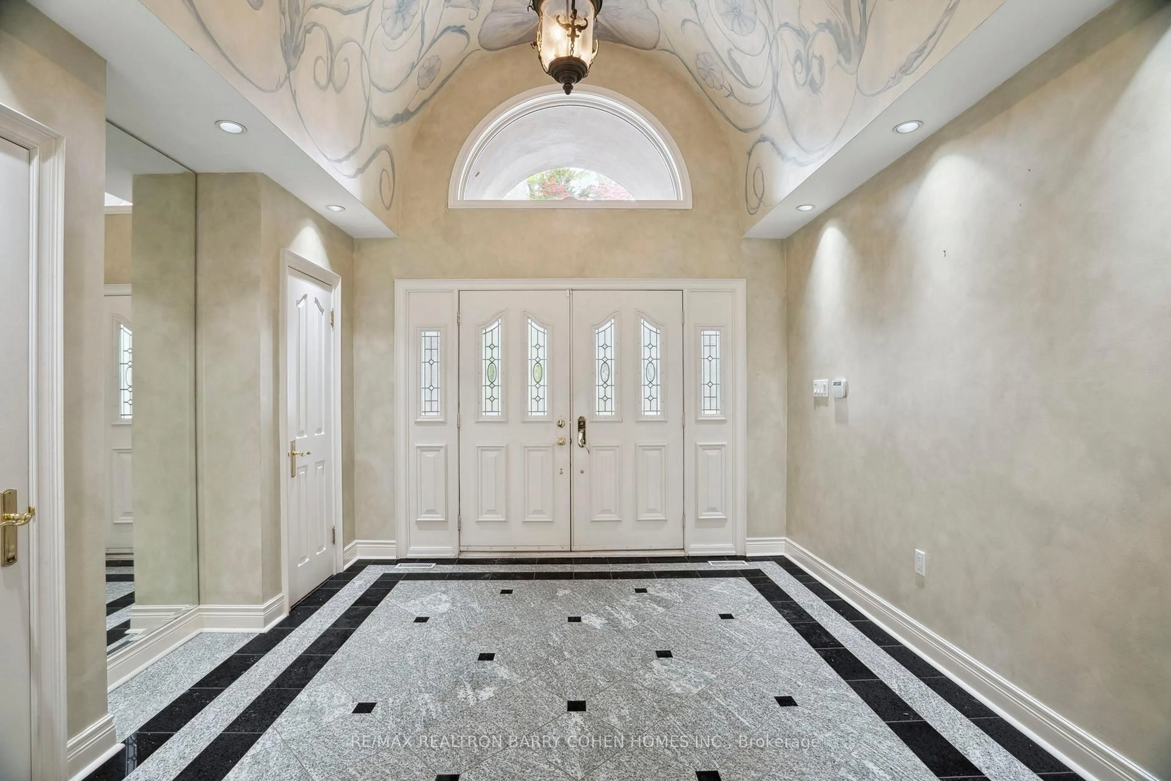 Indoor entryway for 950 Whittier Cres, Mississauga Ontario L5H 2X3
