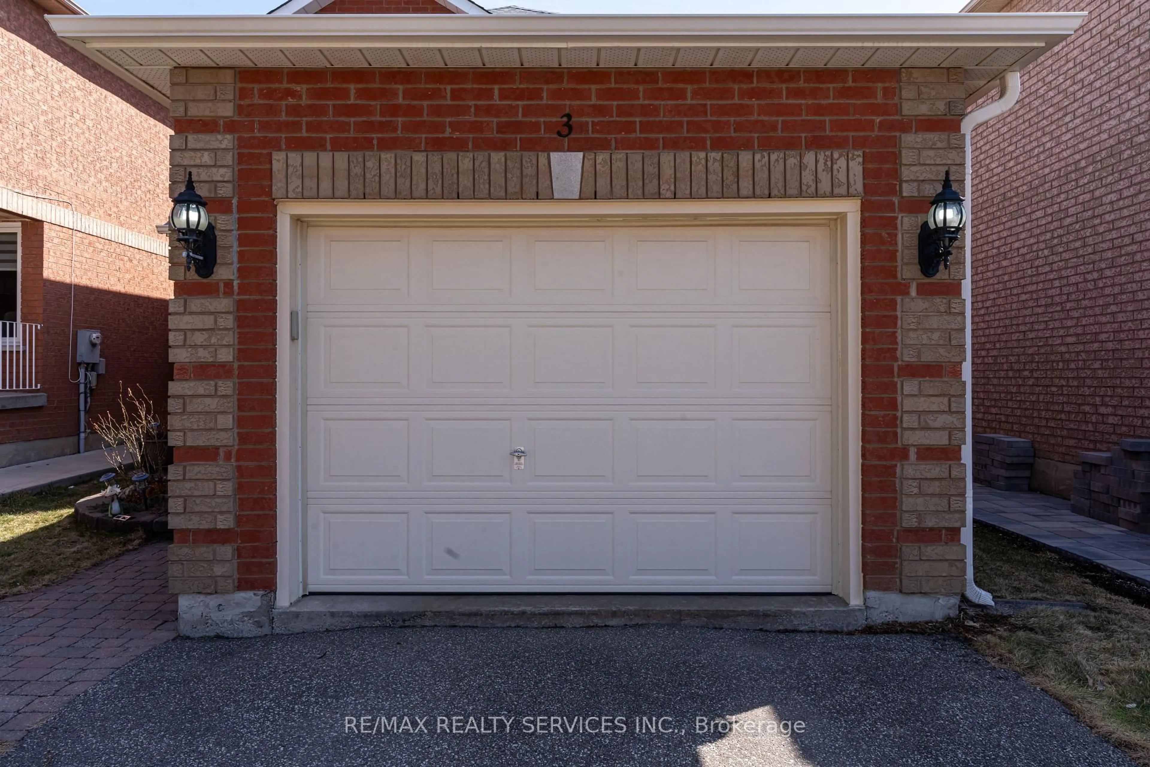 Indoor garage for 3 White Tail Cres, Brampton Ontario L6Y 5C4