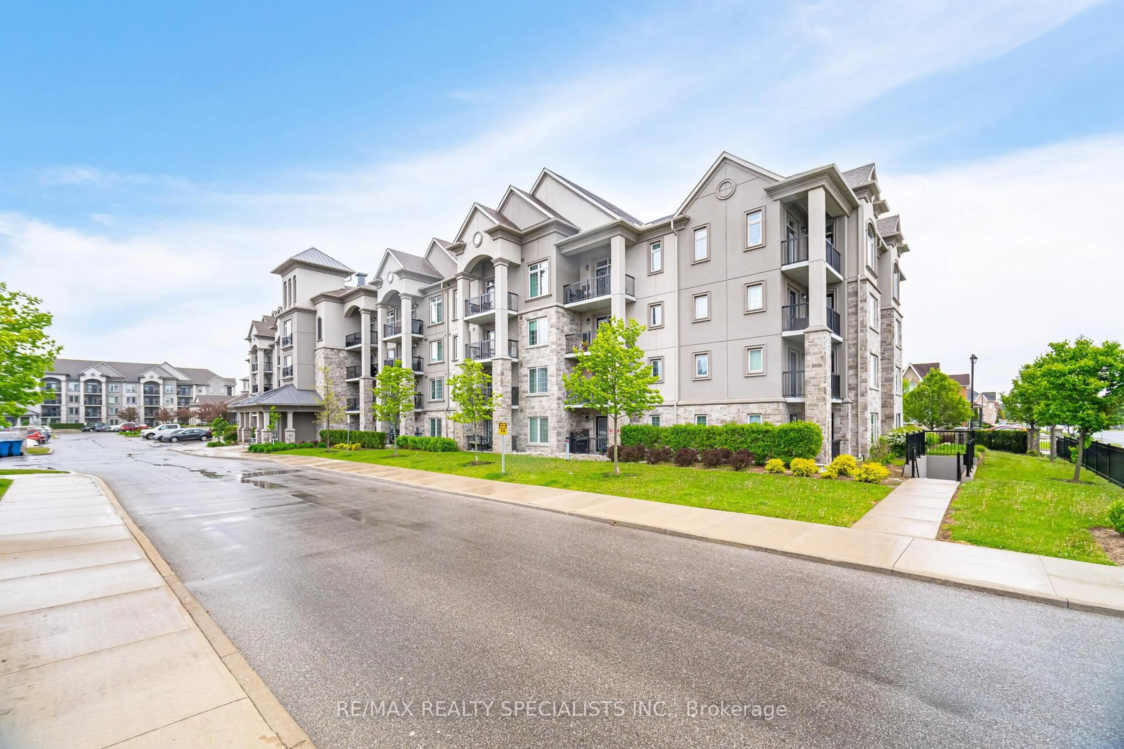 A pic from outside/outdoor area/front of a property/back of a property/a pic from drone, street for 1450 MAIN St #214, Milton Ontario L9T 8W4