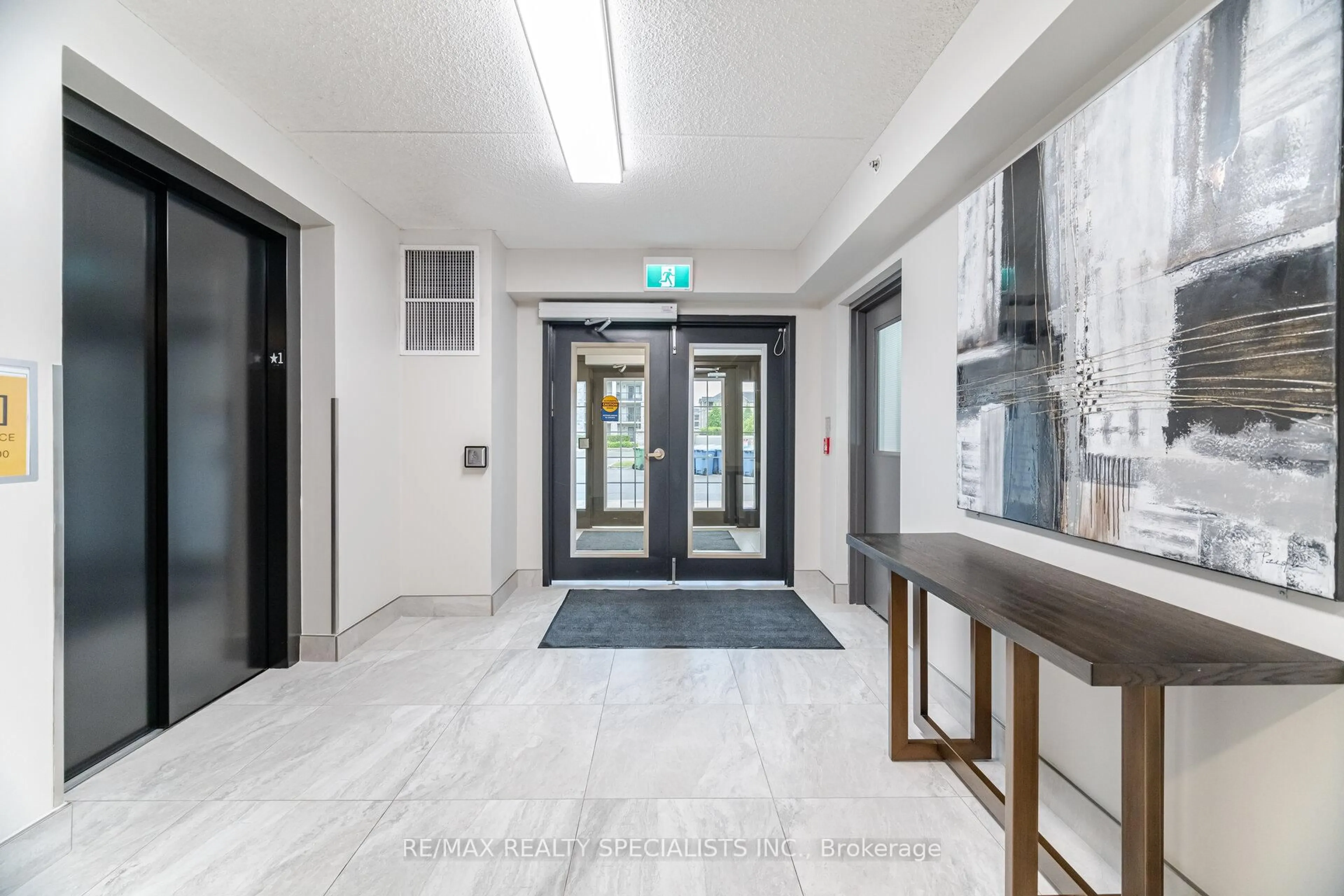 Indoor foyer for 1450 MAIN St #214, Milton Ontario L9T 8W4