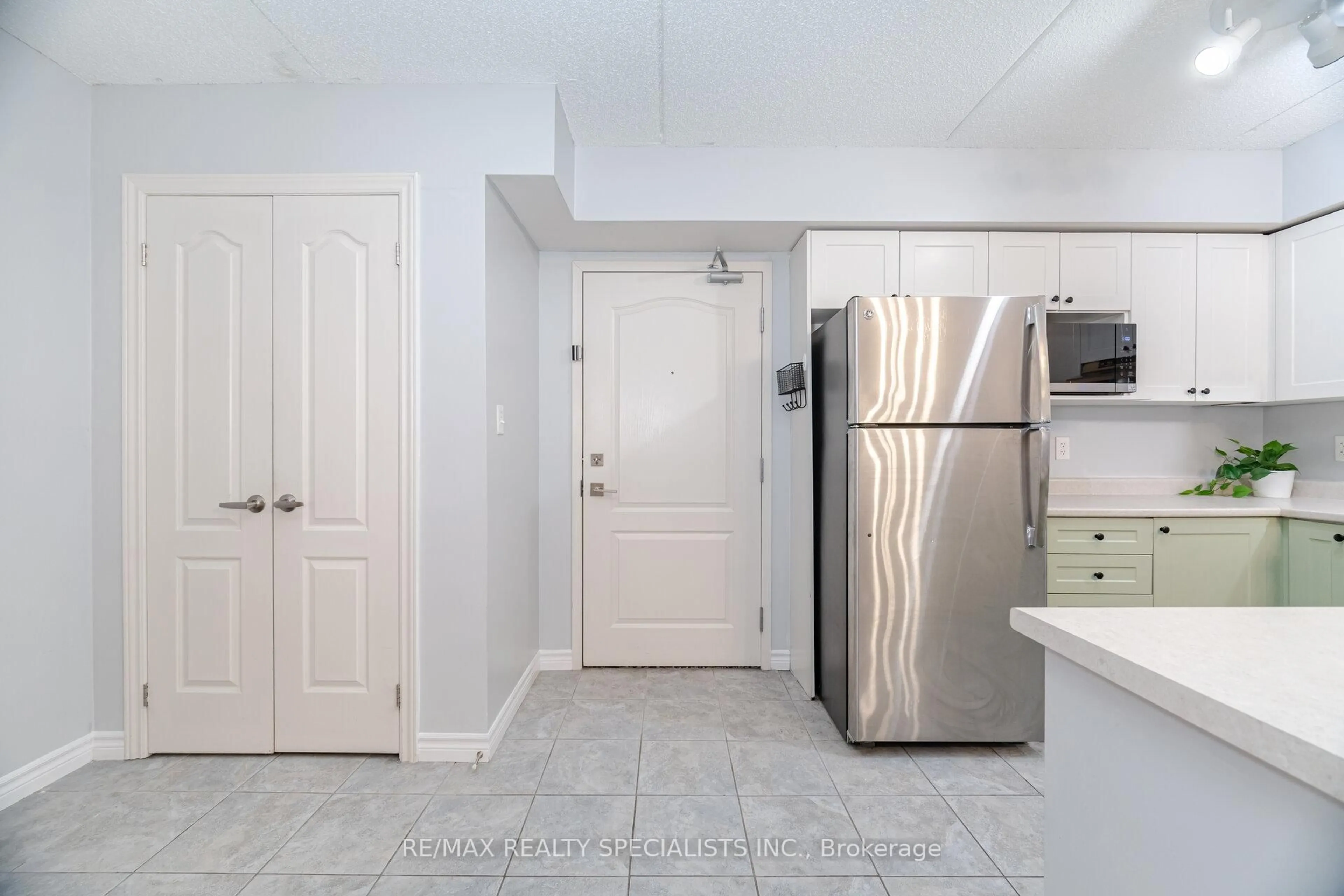 Standard kitchen, unknown for 1450 MAIN St #214, Milton Ontario L9T 8W4
