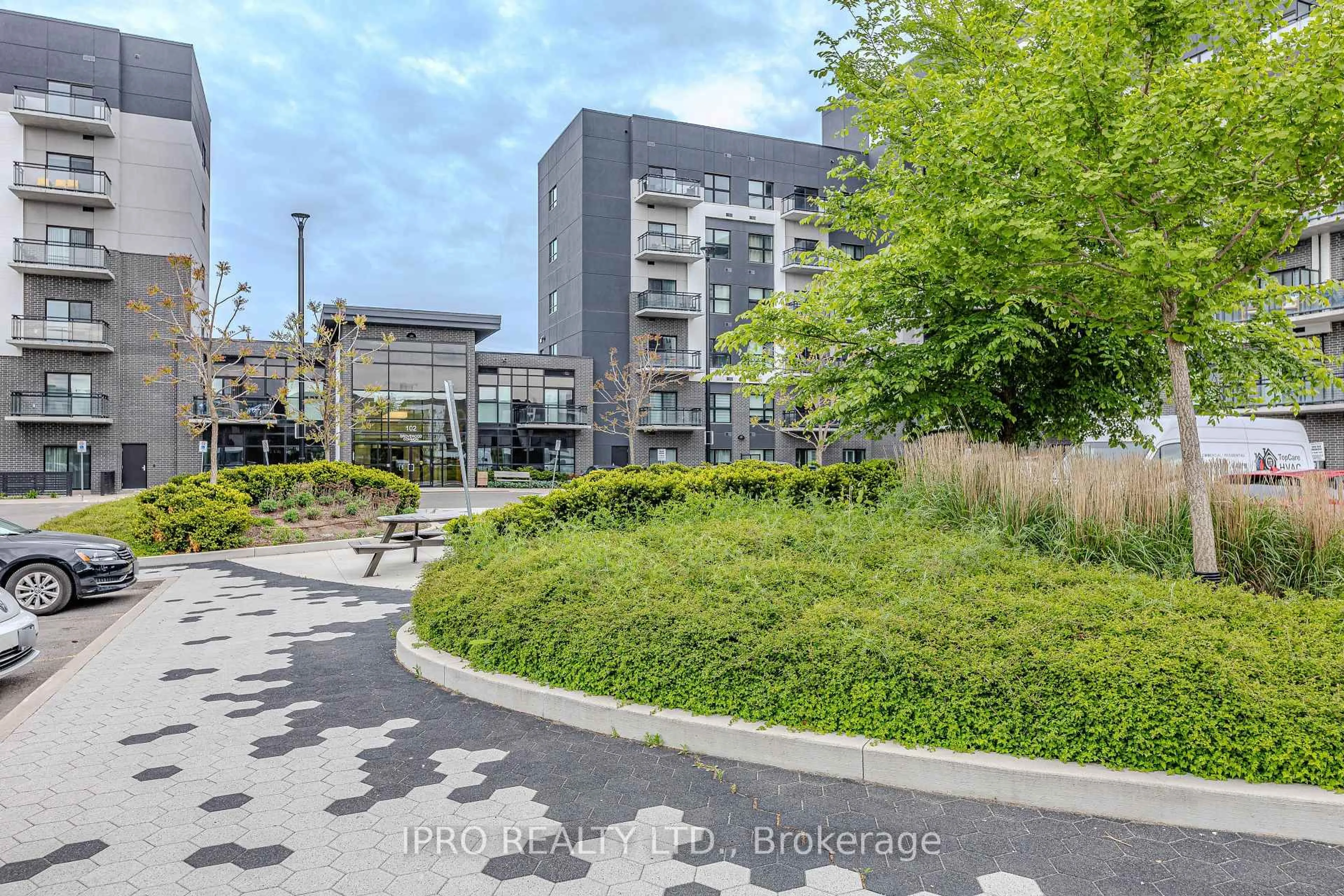 A pic from outside/outdoor area/front of a property/back of a property/a pic from drone, street for 102 Grovewood Common N/A #121, Oakville Ontario L6H 0X2