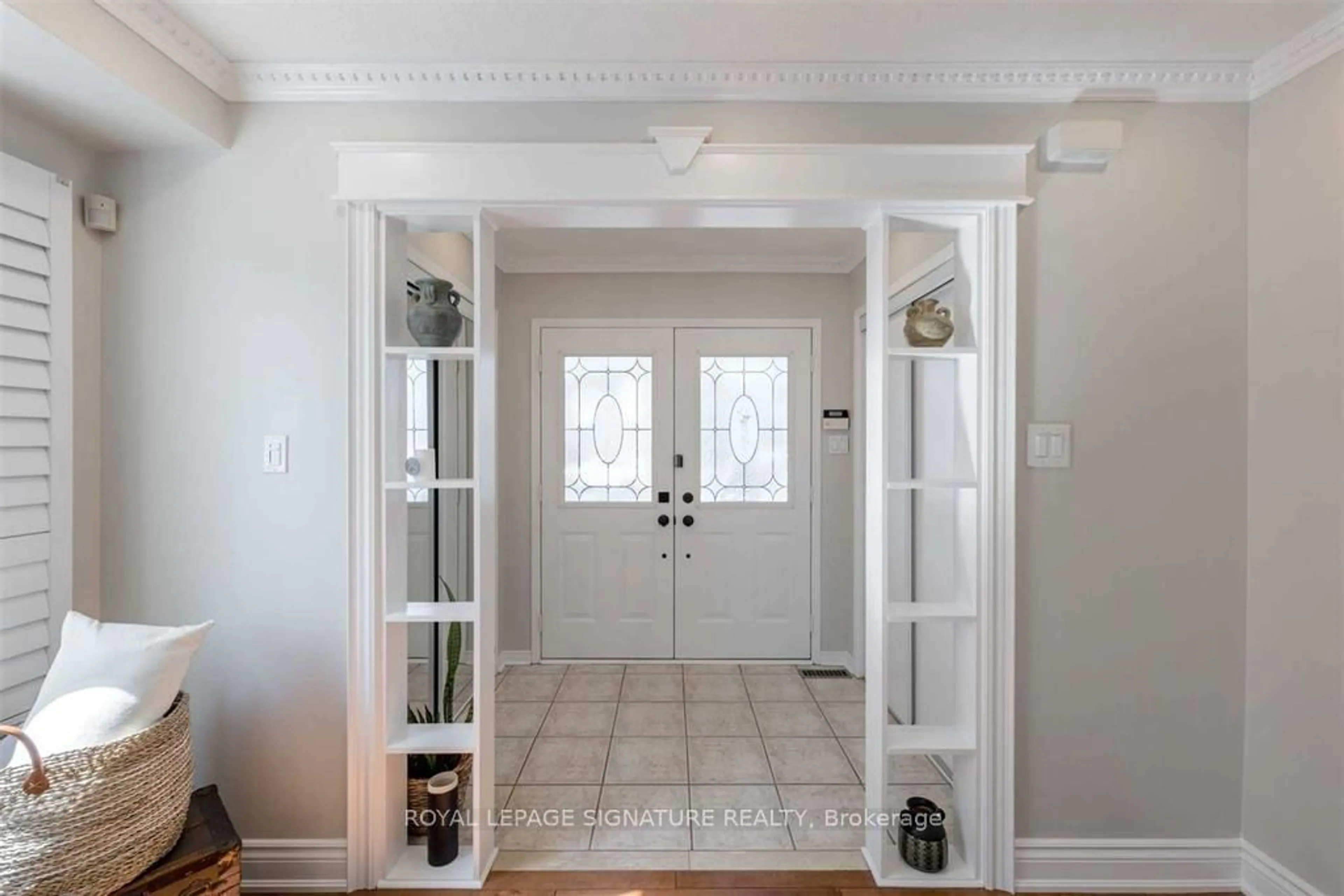 Indoor entryway for 11 Allangrove Dr, Brampton Ontario L7A 2M4