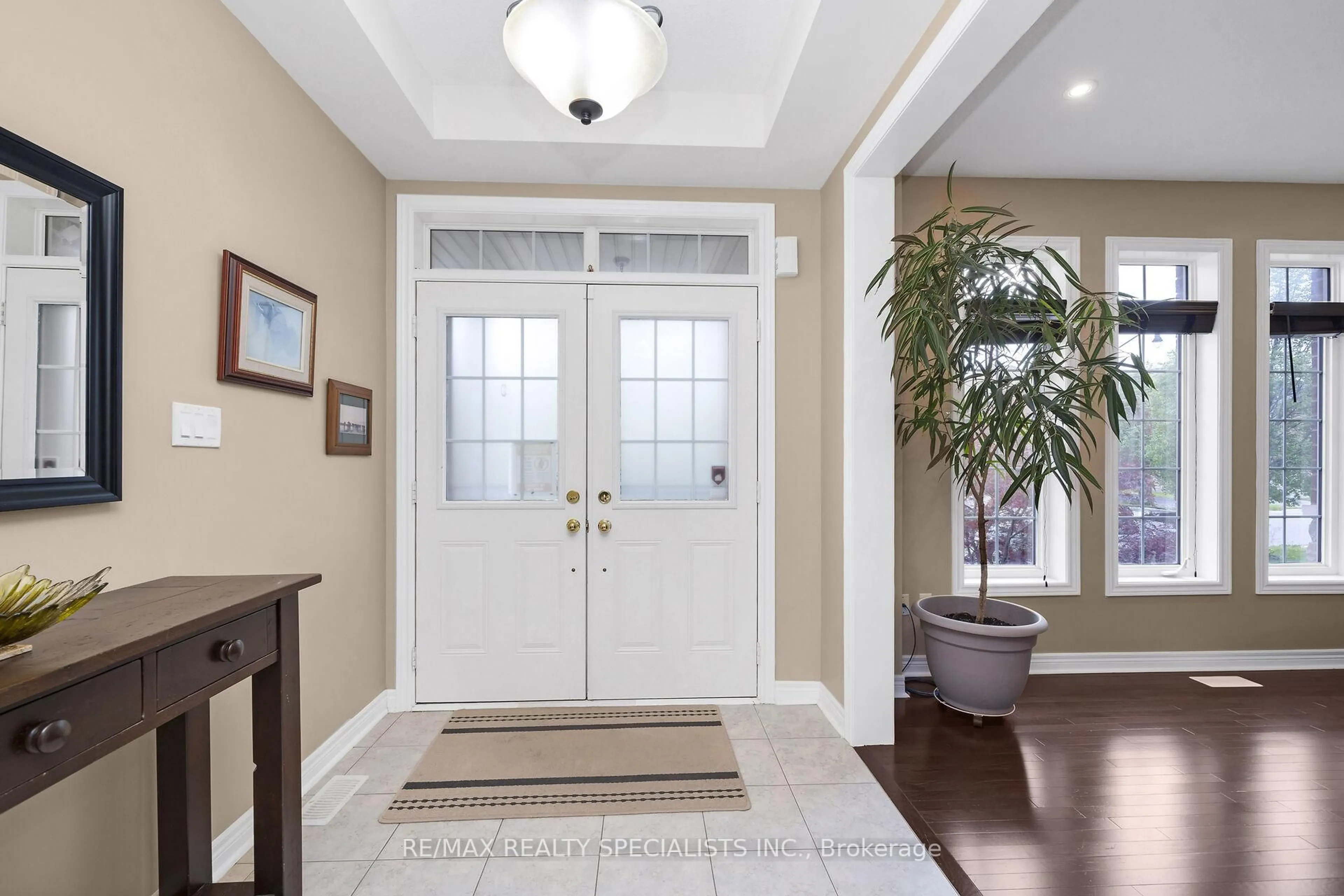 Indoor entryway for 142 Lloyd Sanderson Dr, Brampton Ontario L7Y 0Z9