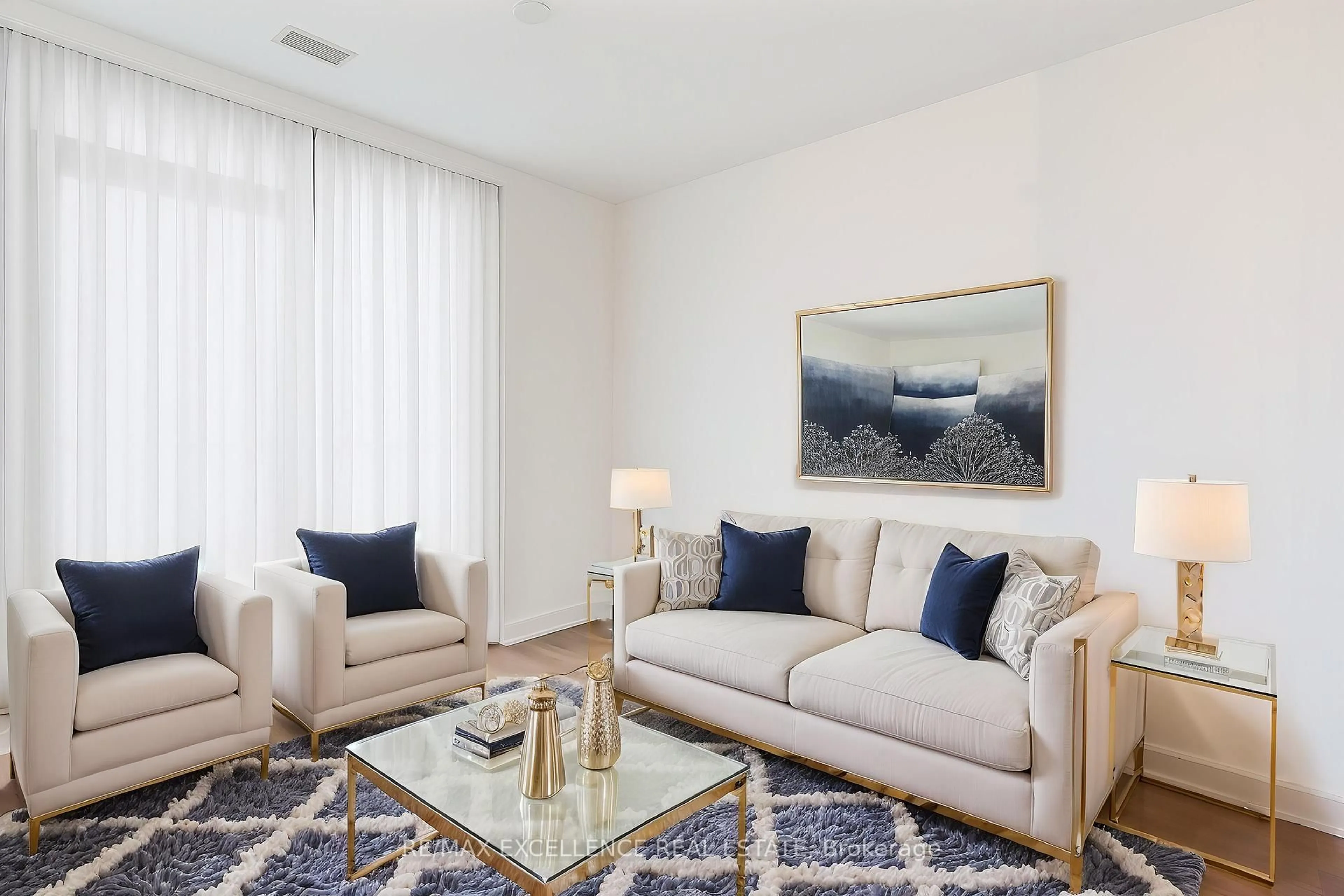 Living room with furniture, carpet floor for 86 Dundas St #718, Mississauga Ontario L5A 0B1