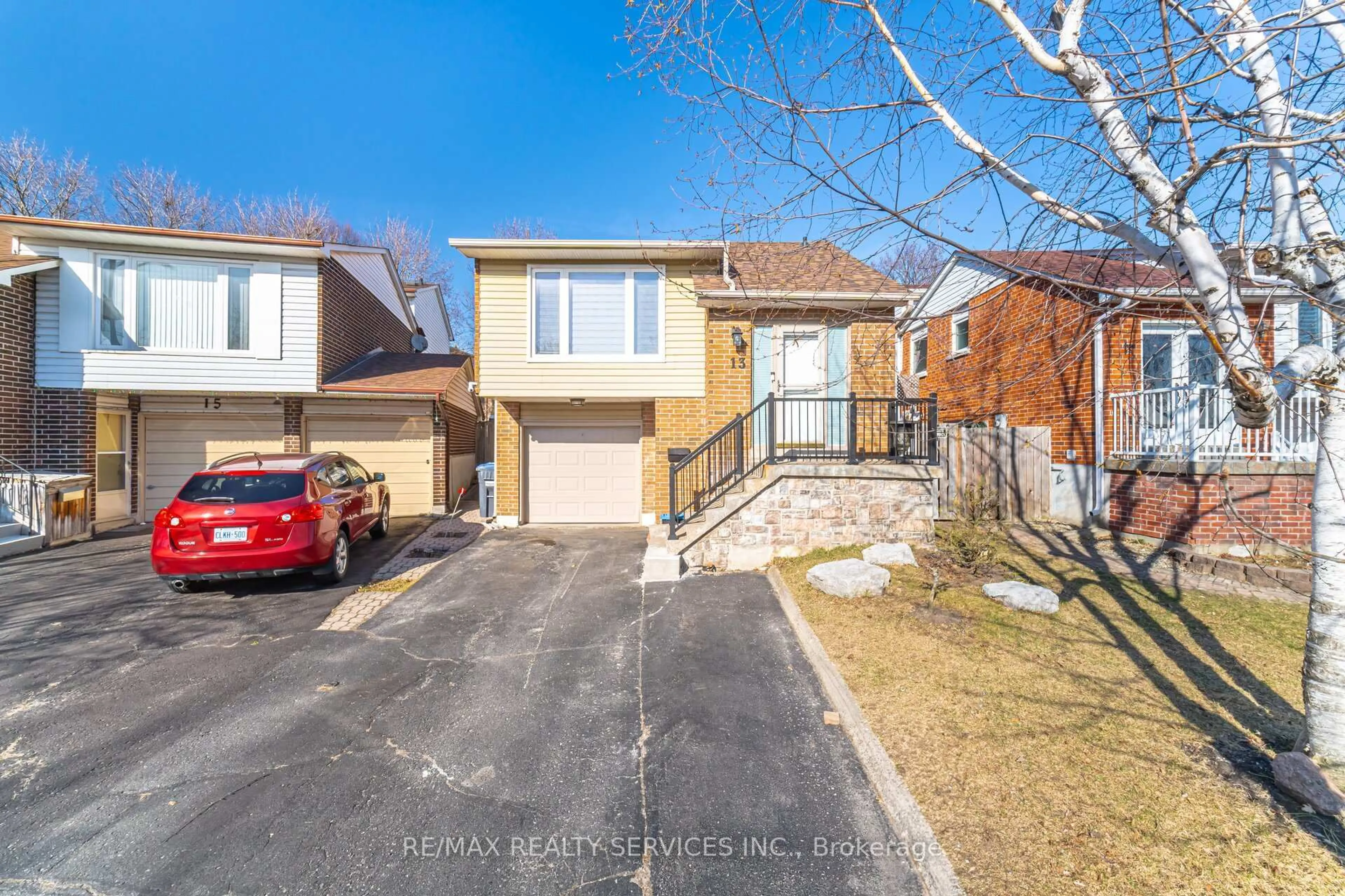 A pic from outside/outdoor area/front of a property/back of a property/a pic from drone, street for 13 Royal Palm Dr, Brampton Ontario L6Z 1P1