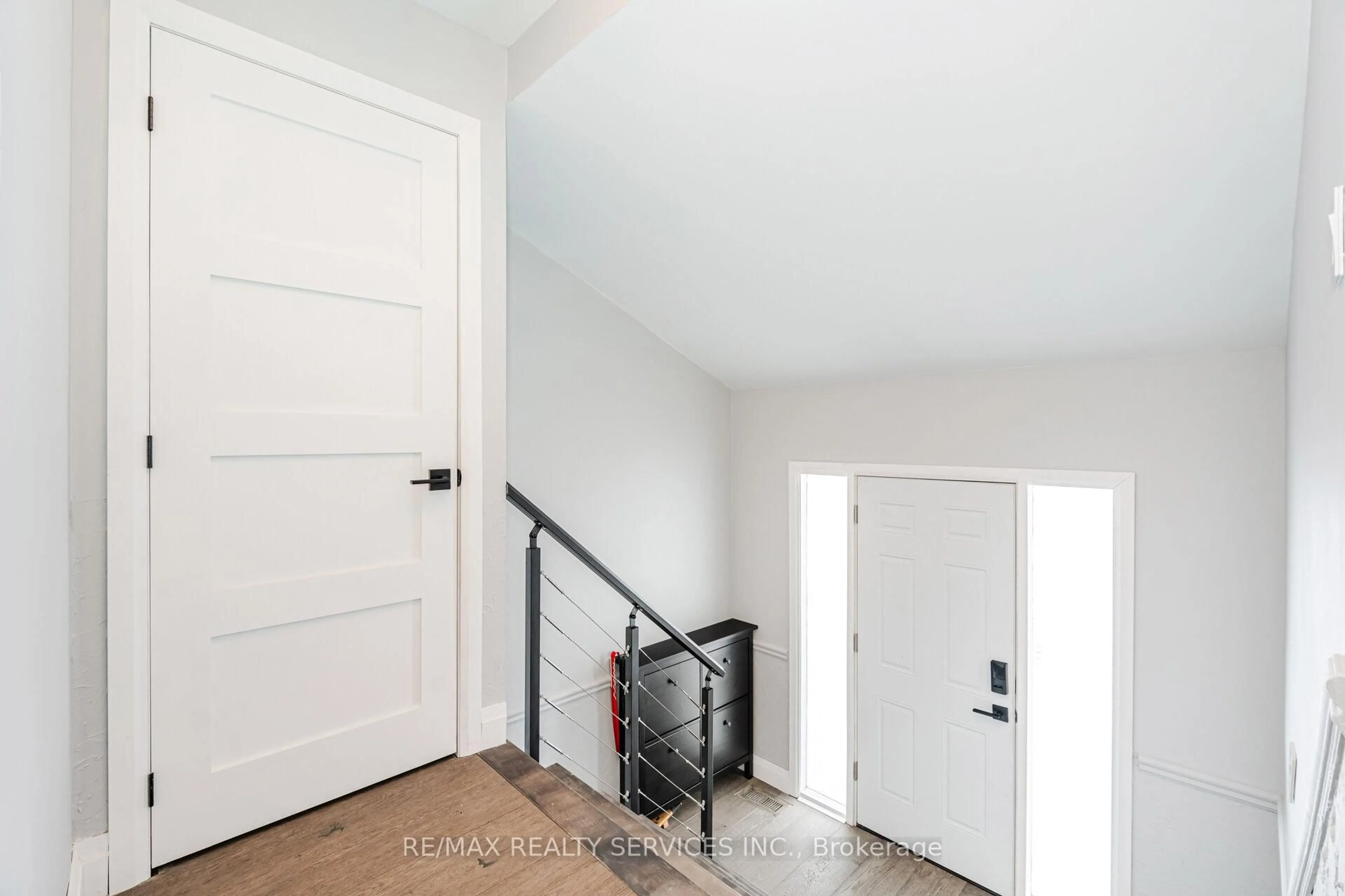 Indoor entryway for 13 Royal Palm Dr, Brampton Ontario L6Z 1P1