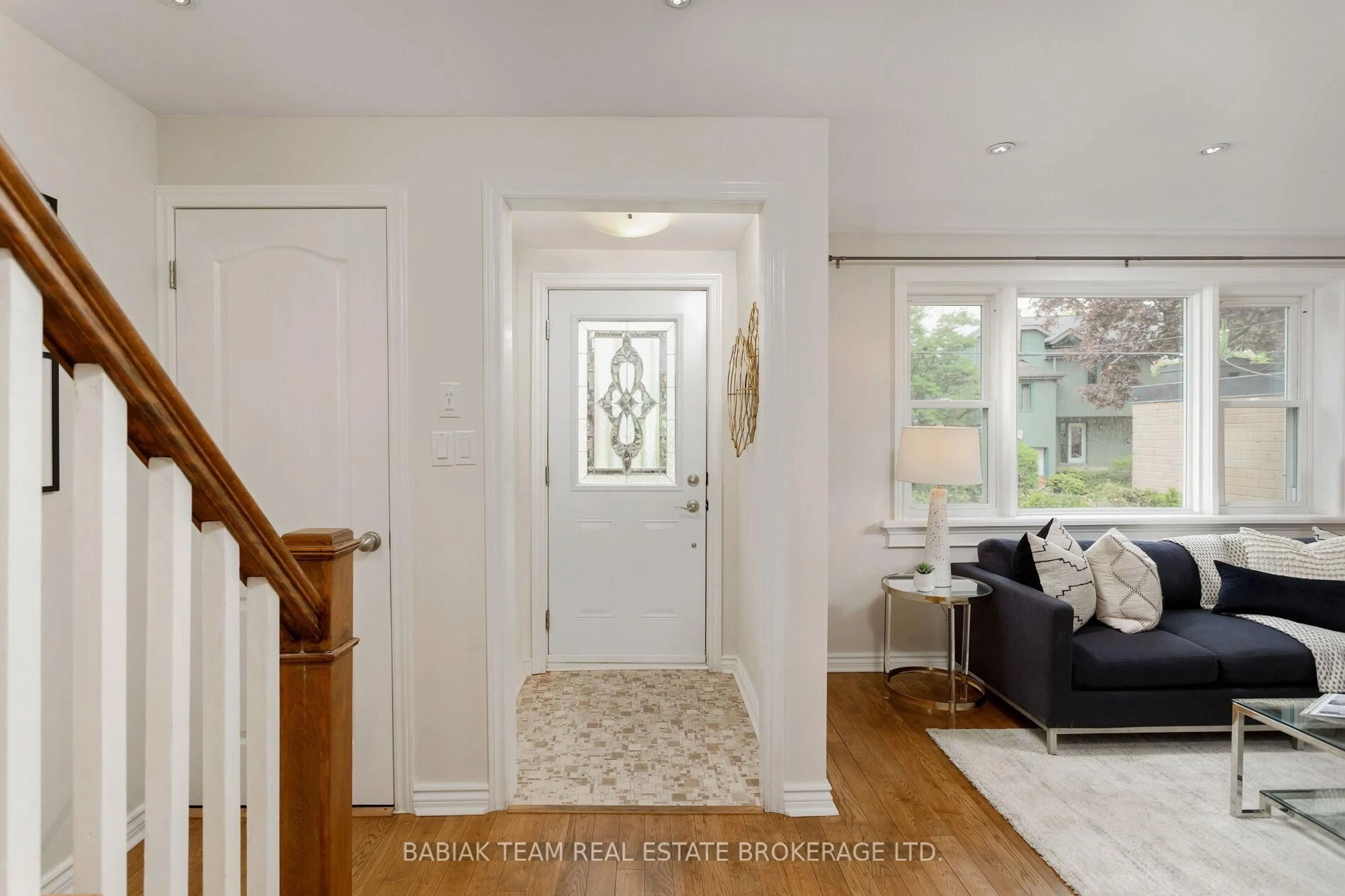 Indoor entryway for 28 Coe Hill Dr, Toronto Ontario M6S 3C8