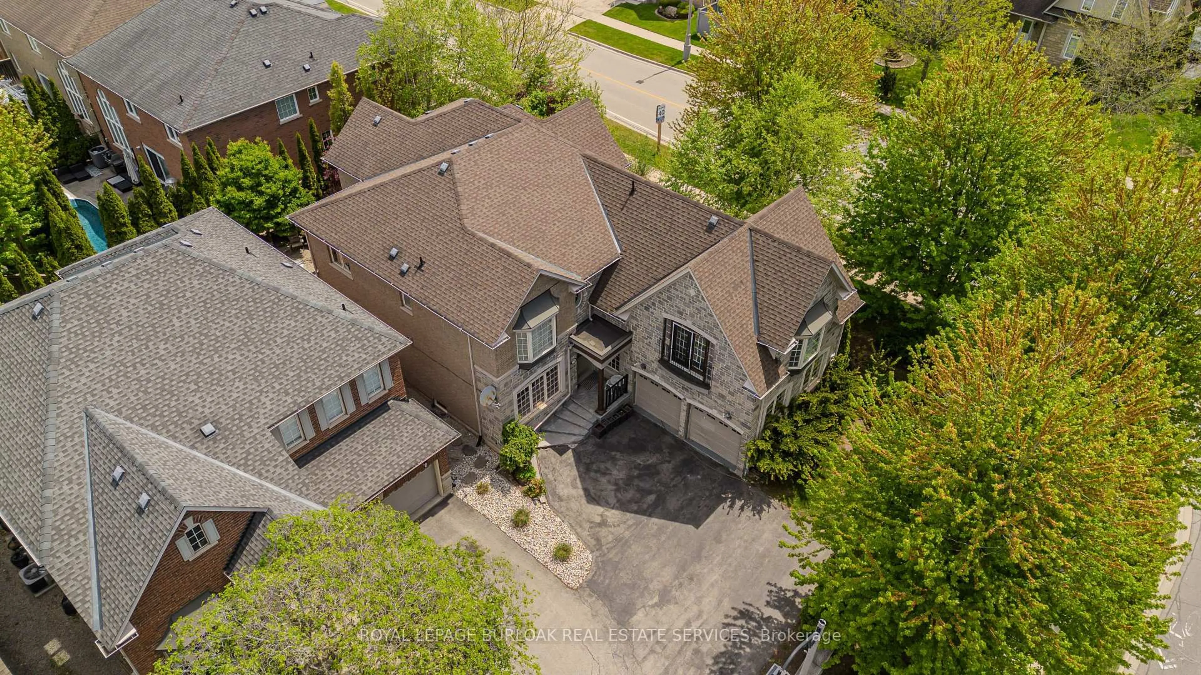 A pic from outside/outdoor area/front of a property/back of a property/a pic from drone, street for 373 Burloak Dr, Oakville Ontario L6L 6W8