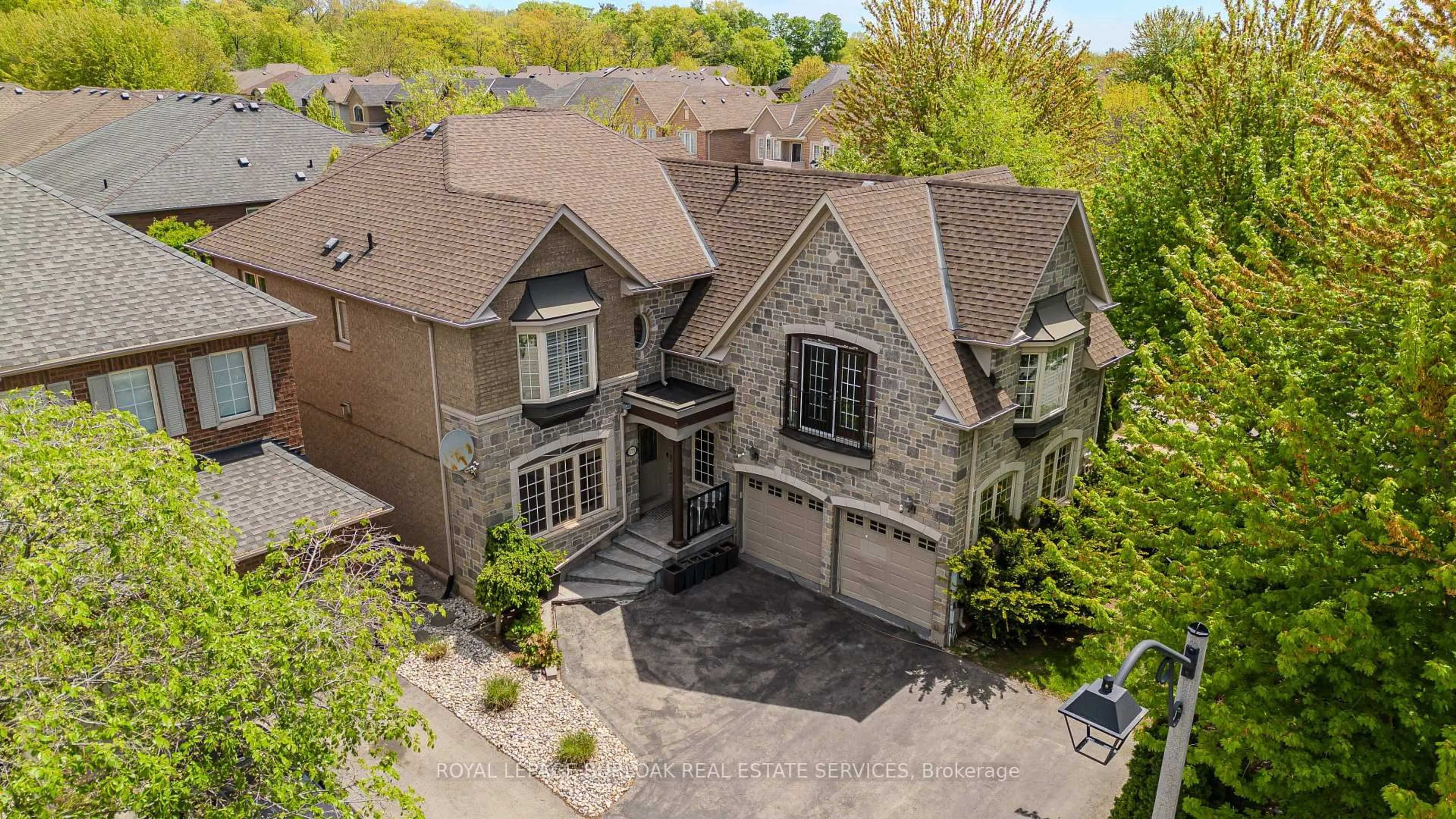 A pic from outside/outdoor area/front of a property/back of a property/a pic from drone, street for 373 Burloak Dr, Oakville Ontario L6L 6W8
