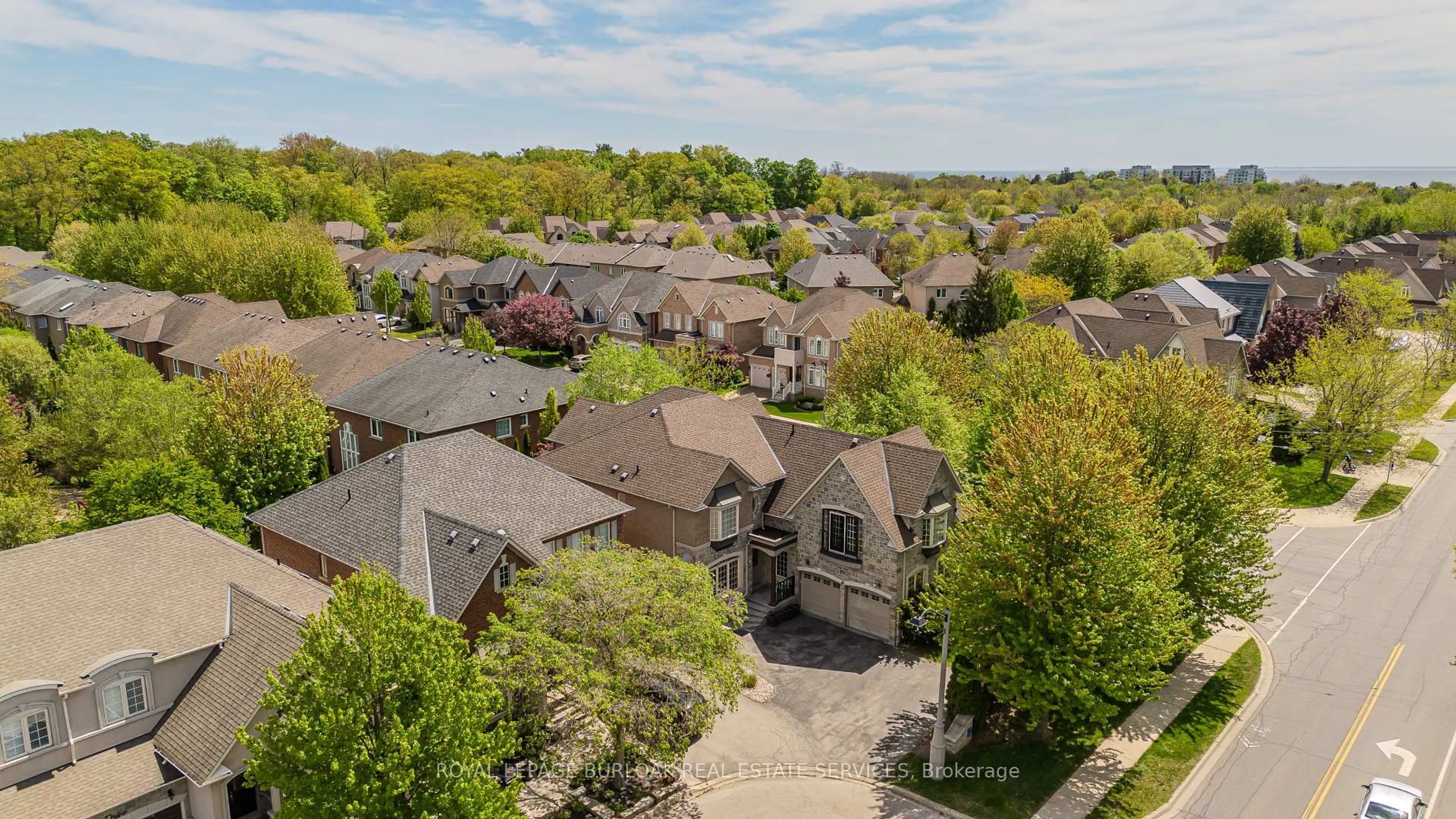 A pic from outside/outdoor area/front of a property/back of a property/a pic from drone, street for 373 Burloak Dr, Oakville Ontario L6L 6W8