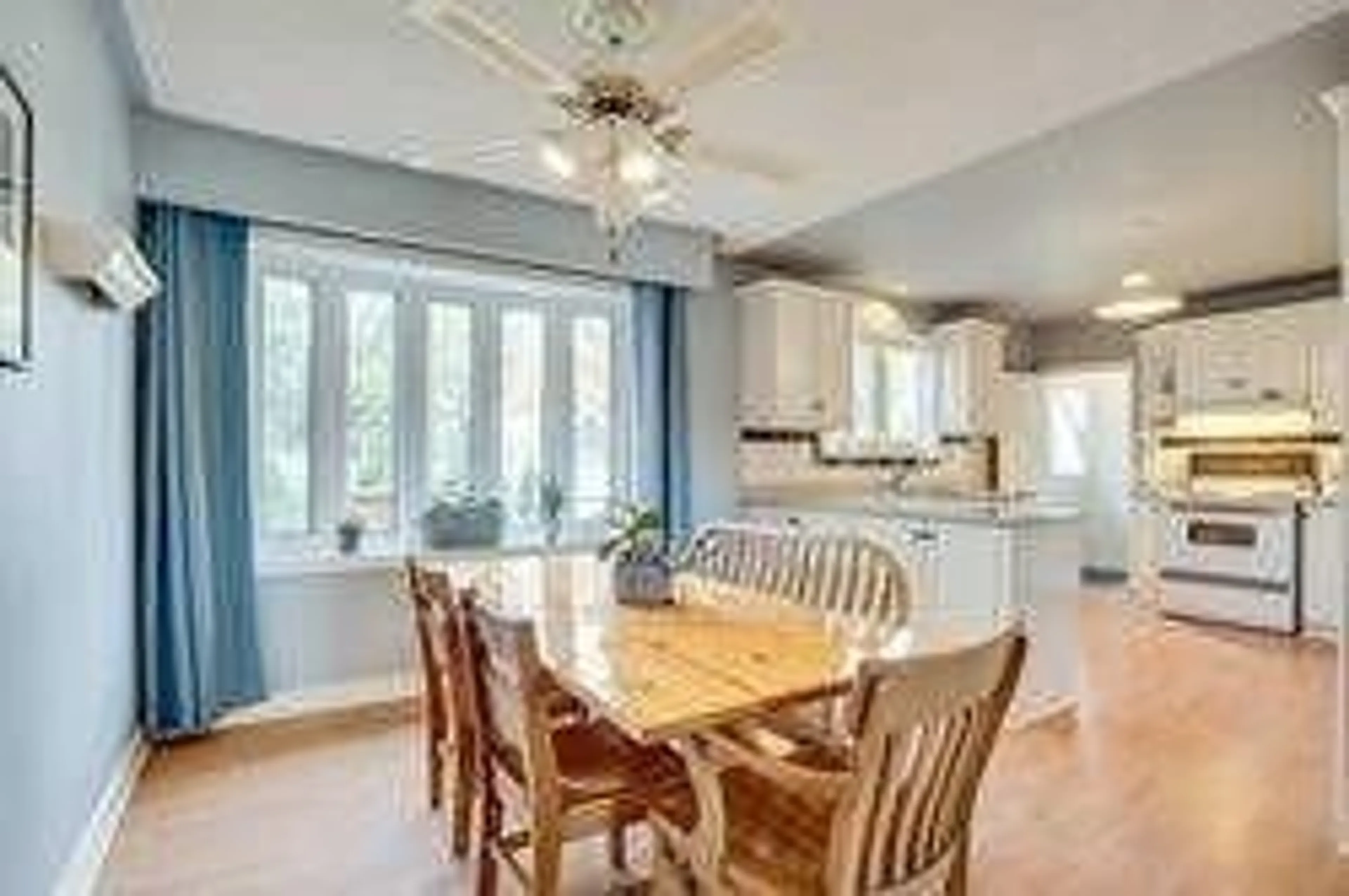 Open concept kitchen, unknown for 15367 Airport Rd, Caledon Ontario L7C 1E6