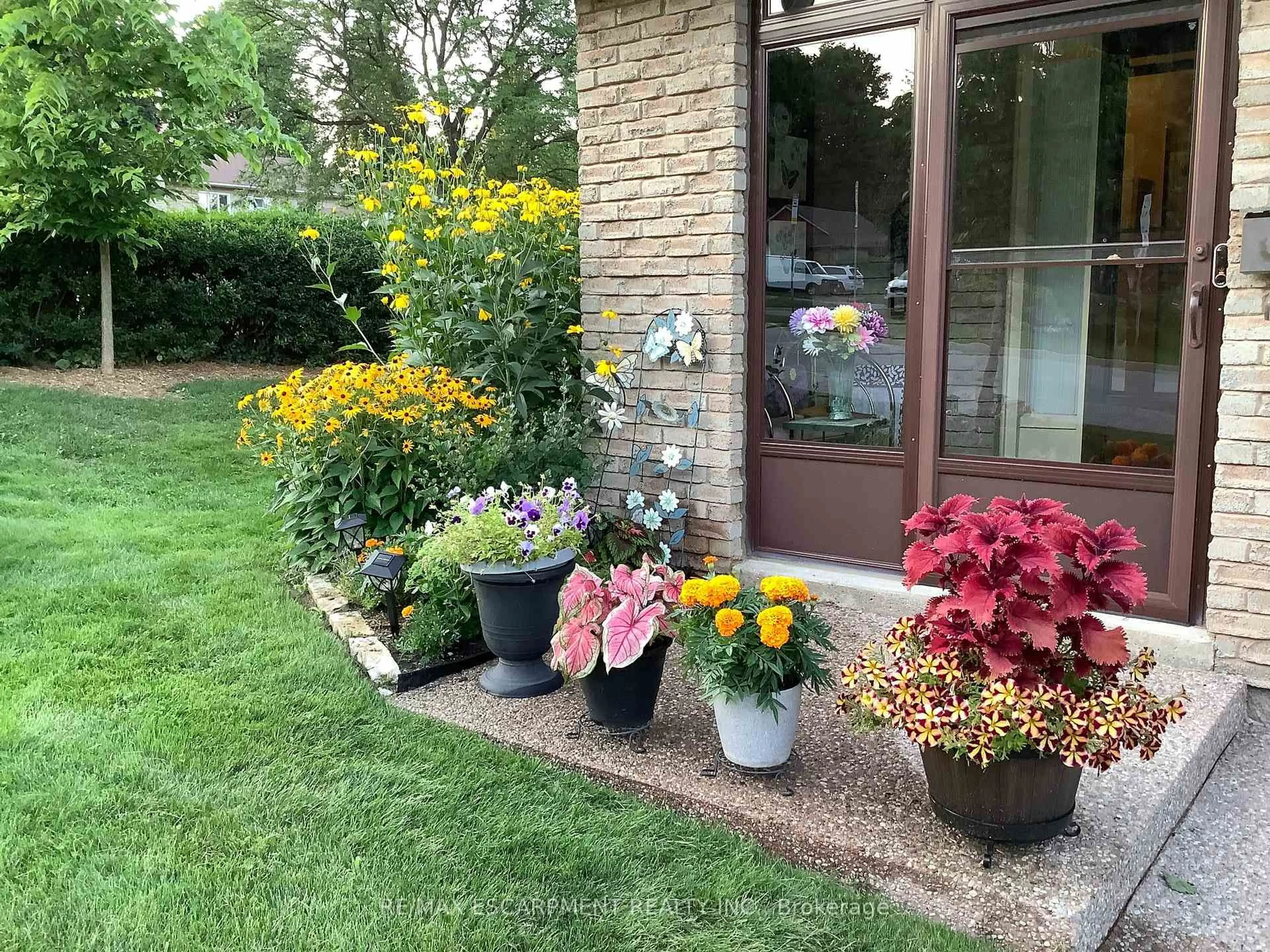 Patio, street for 2301 Cavendish Dr #122, Burlington Ontario L7P 3M3