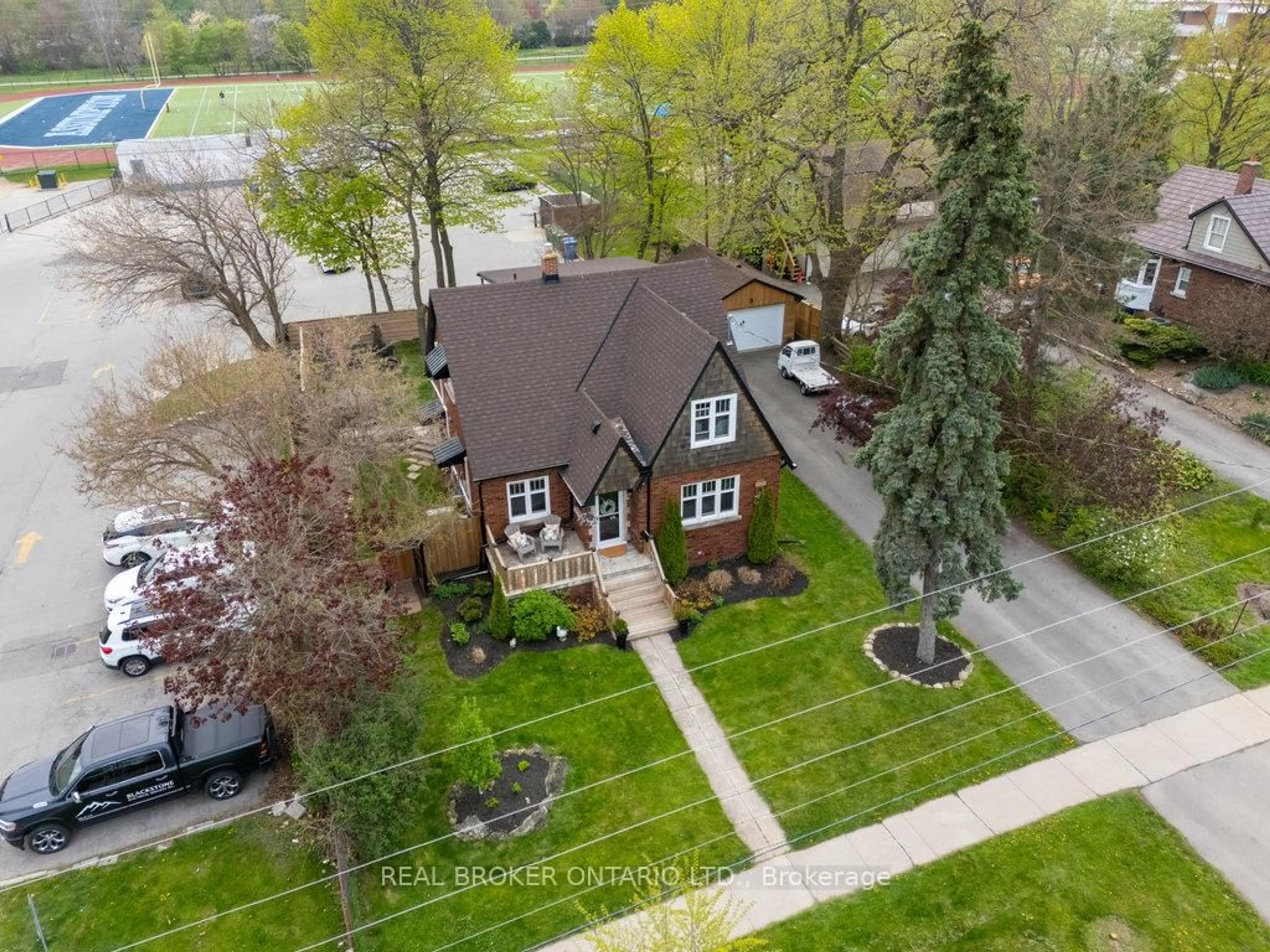 A pic from outside/outdoor area/front of a property/back of a property/a pic from drone, street for 542 Cumberland Ave, Burlington Ontario L7N 2X2