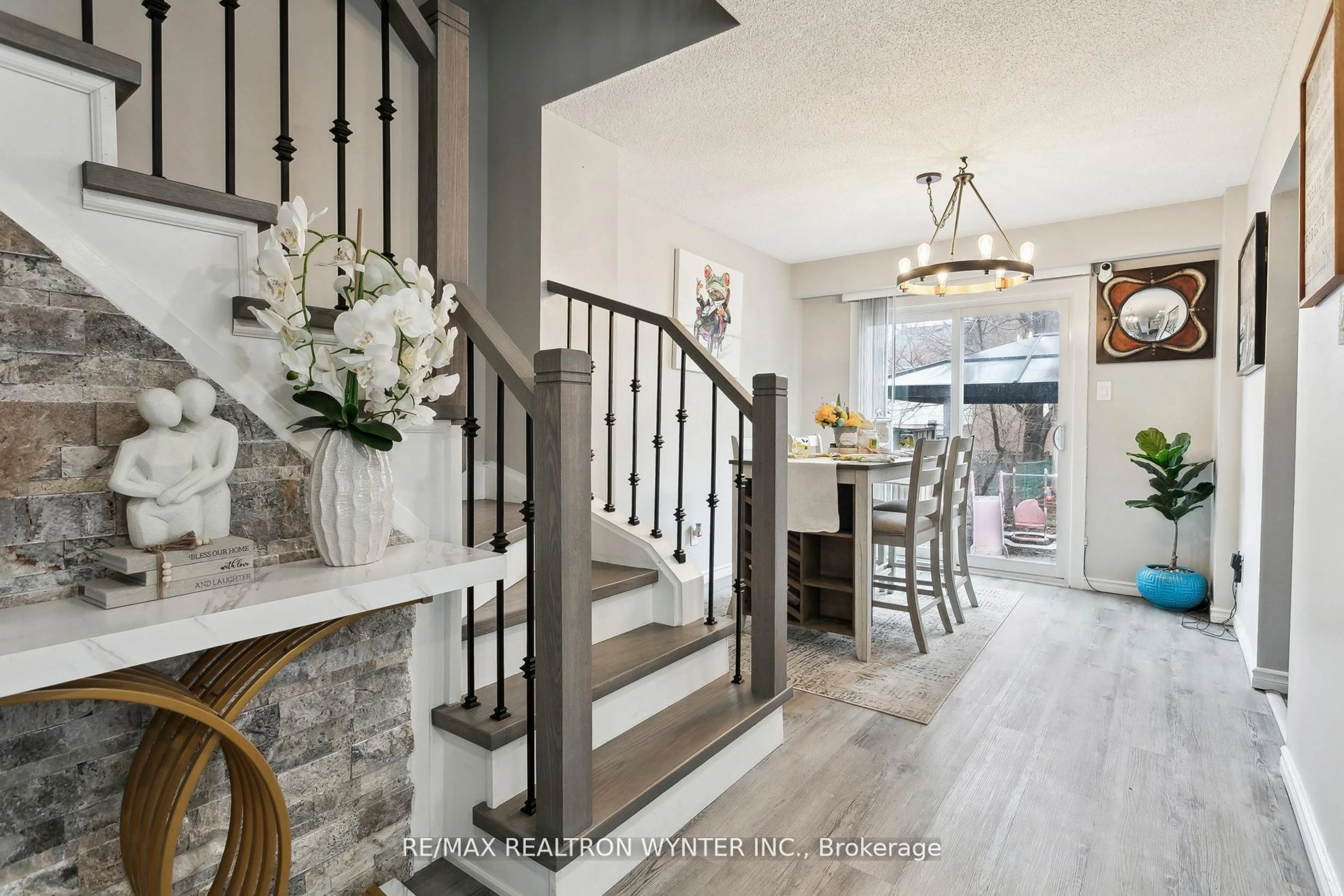 Indoor entryway for 20 Peterson Crt, Brampton Ontario L6Z 1K6