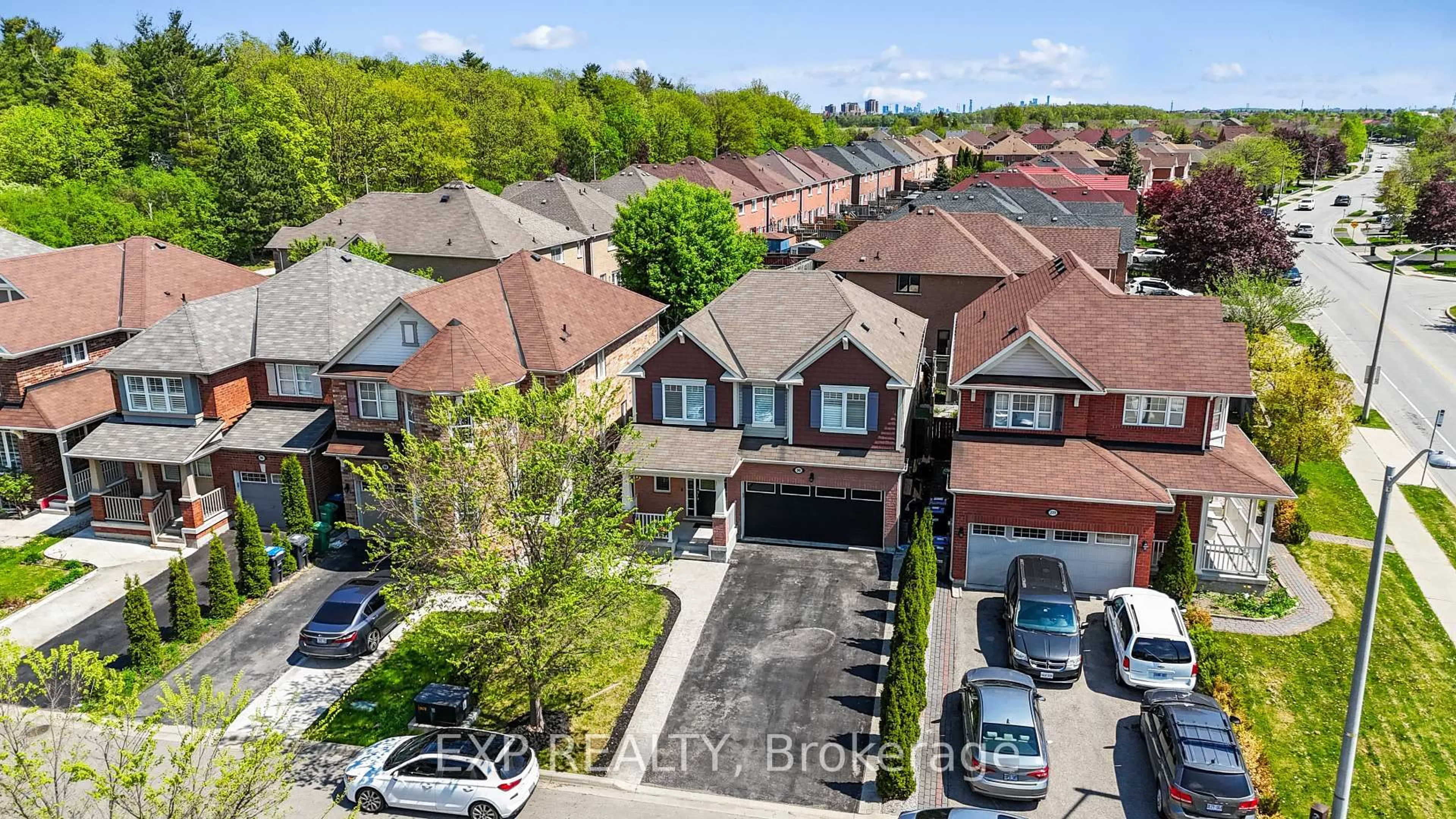 A pic from outside/outdoor area/front of a property/back of a property/a pic from drone, street for 90 Mccleave Cres, Brampton Ontario L6Y 4Y8