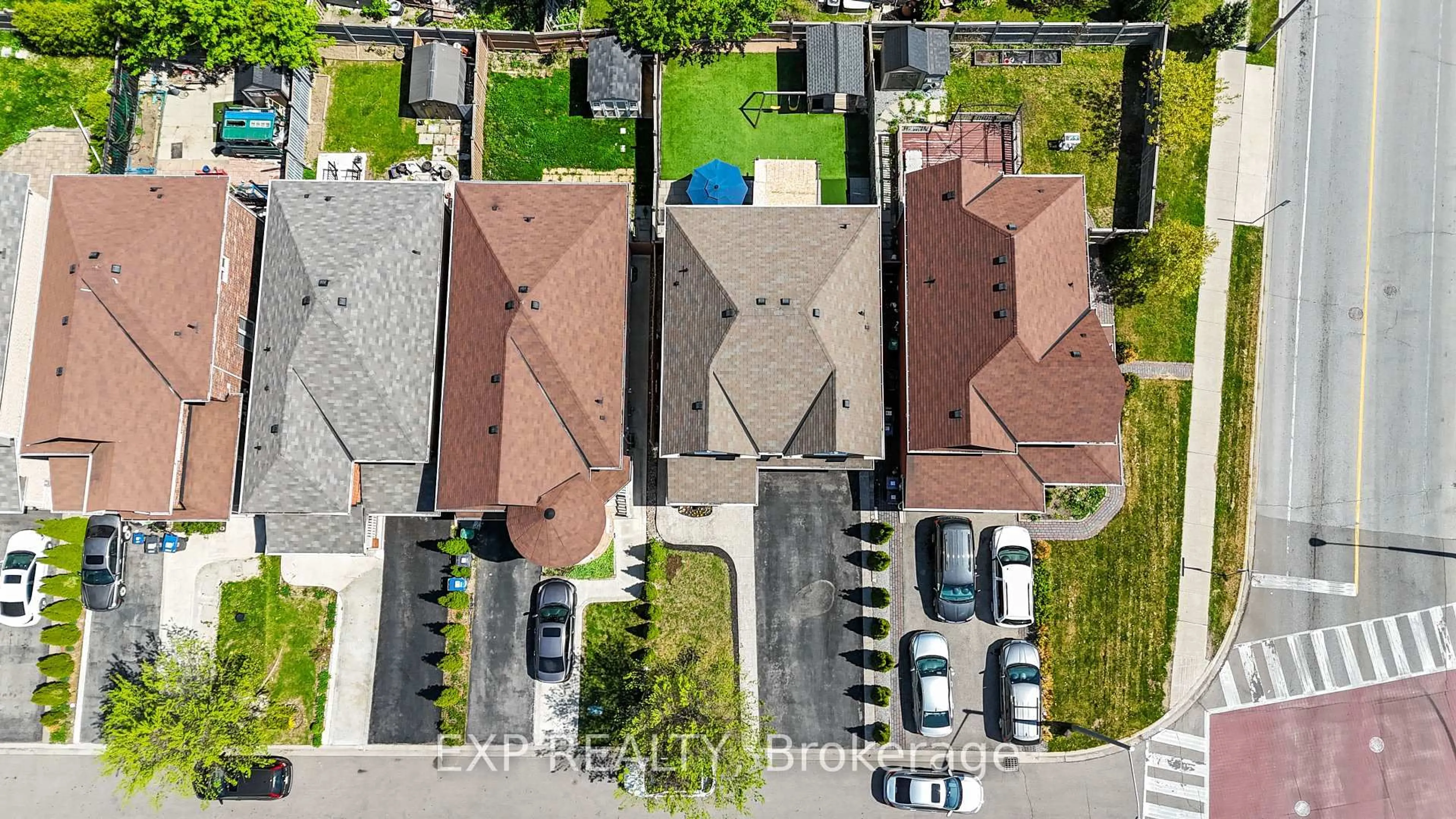 A pic from outside/outdoor area/front of a property/back of a property/a pic from drone, street for 90 Mccleave Cres, Brampton Ontario L6Y 4Y8