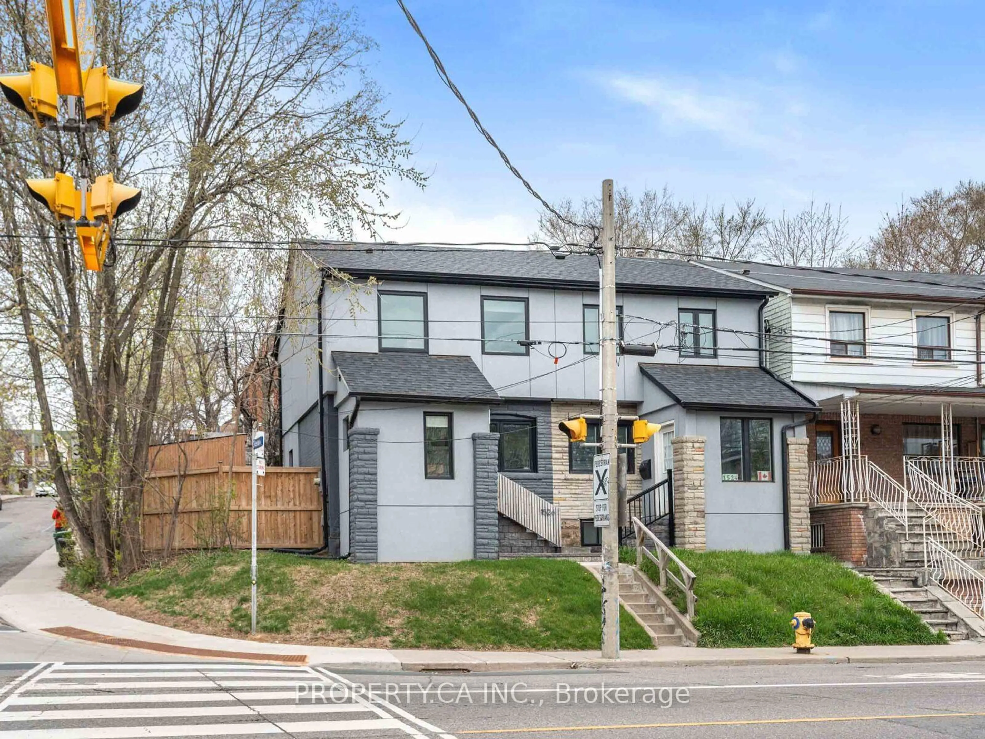 A pic from outside/outdoor area/front of a property/back of a property/a pic from drone, street for 1526 Davenport Rd, Toronto Ontario M6H 2H8