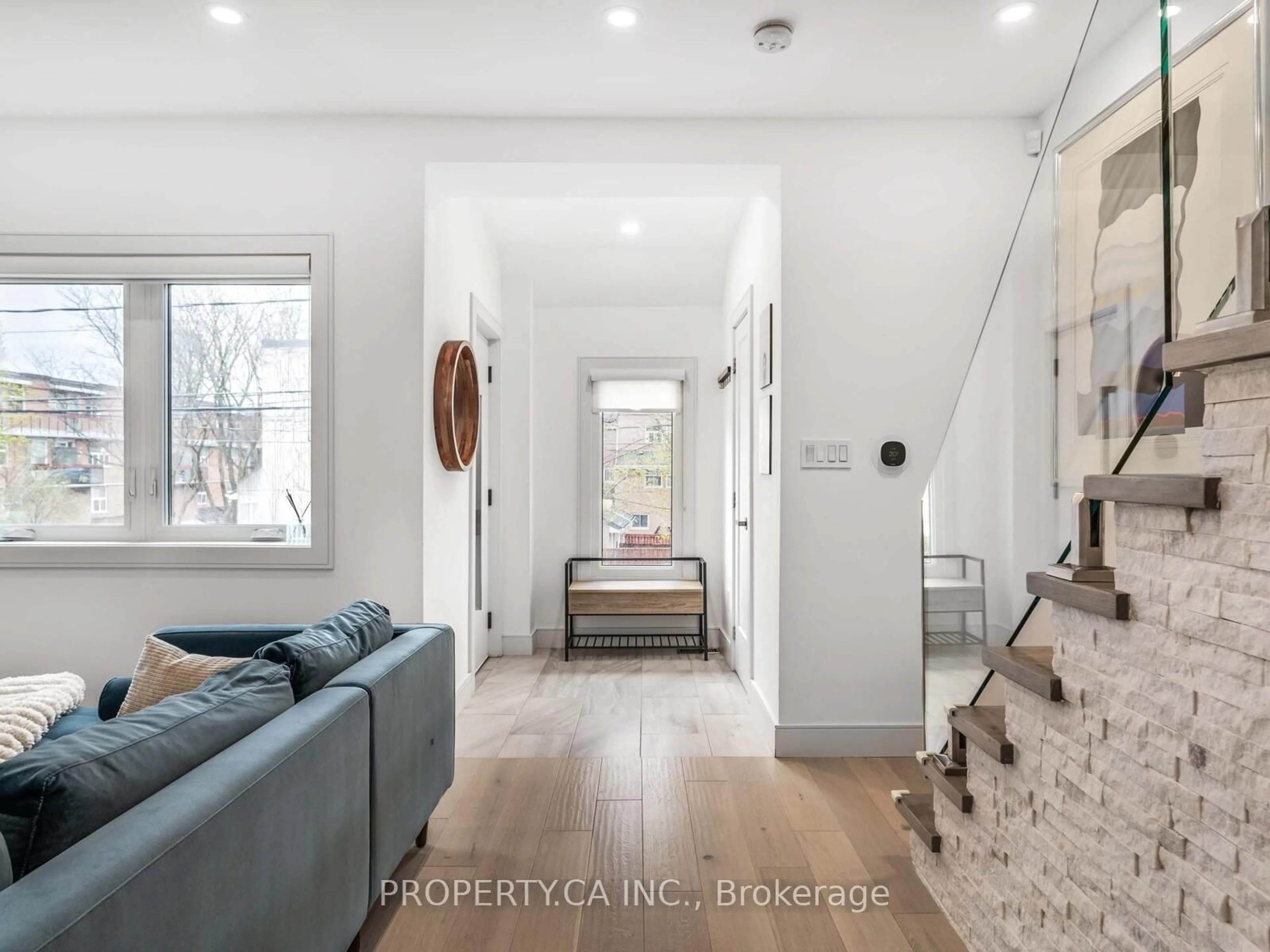 Indoor entryway for 1526 Davenport Rd, Toronto Ontario M6H 2H8