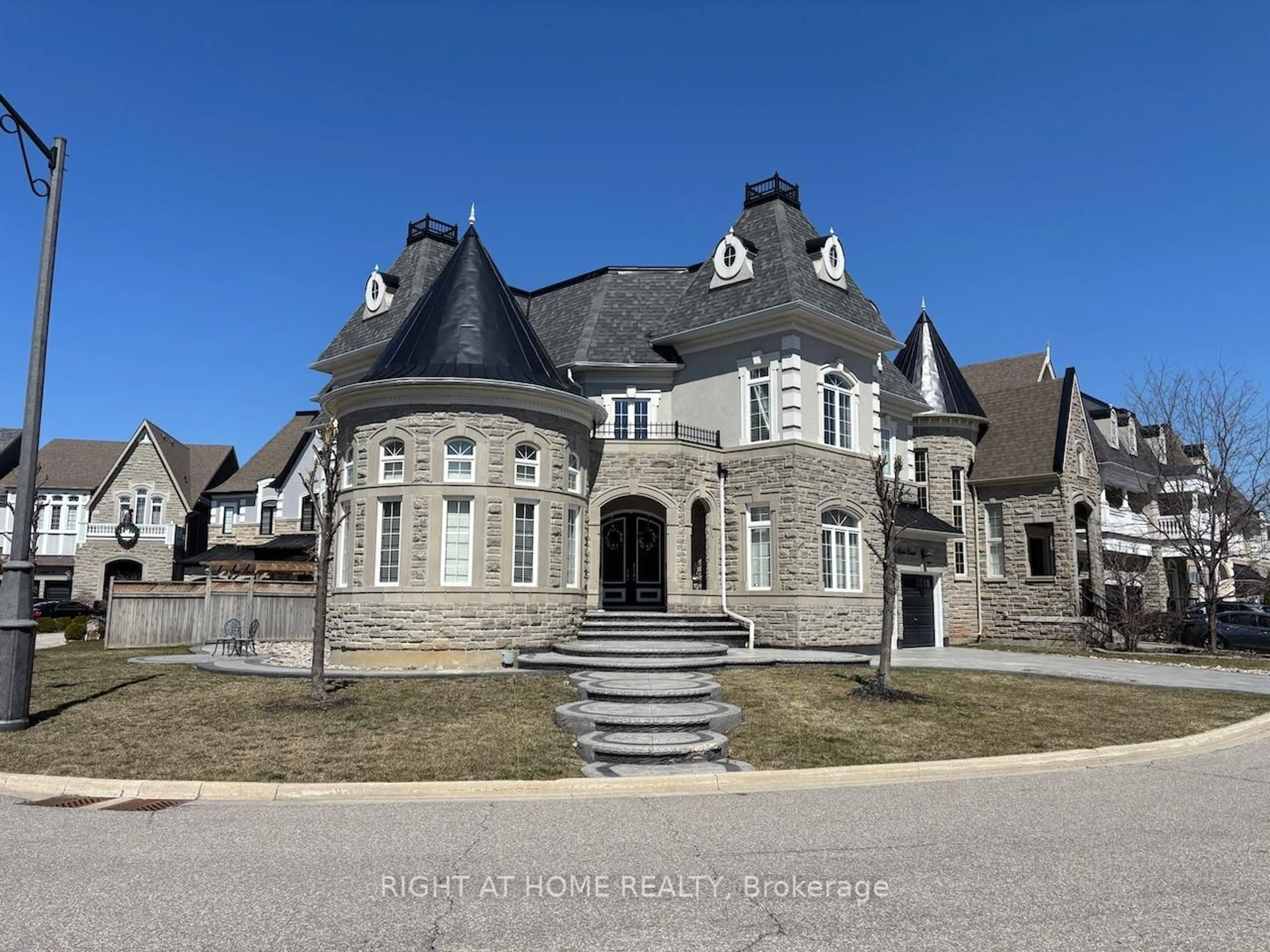 A pic from outside/outdoor area/front of a property/back of a property/a pic from drone, street for 5256 Adobe Crt, Mississauga Ontario L5M 0K8