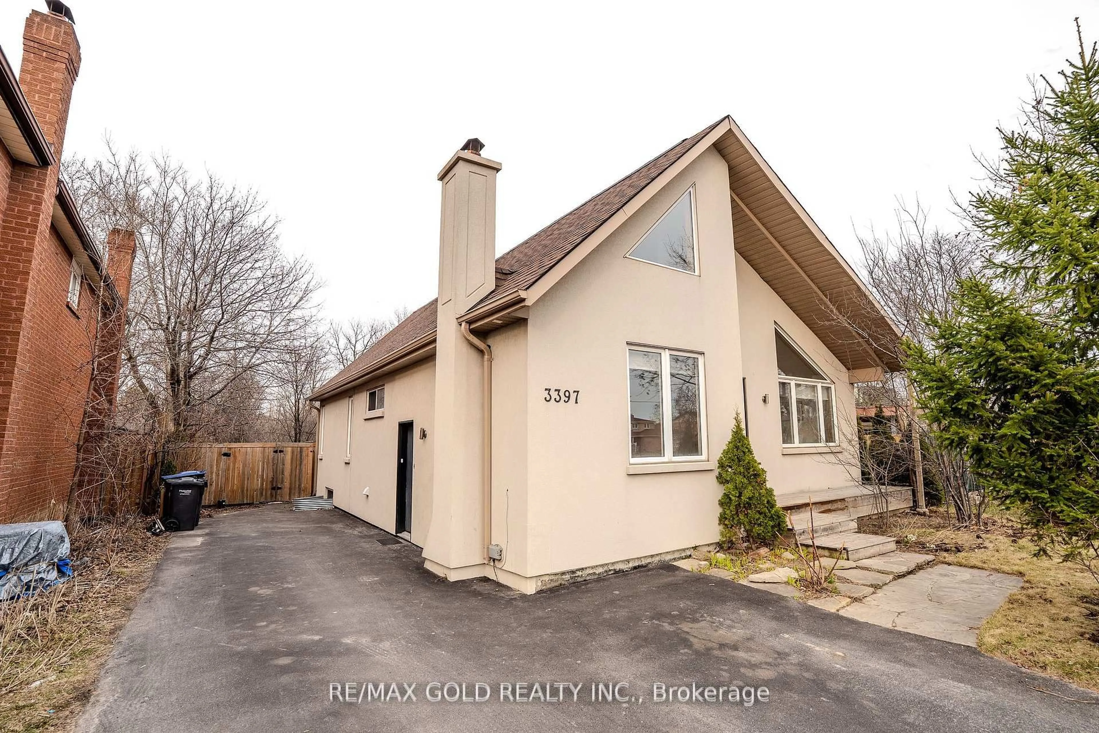 A pic from outside/outdoor area/front of a property/back of a property/a pic from drone, street for 3397 Cawthra Rd, Mississauga Ontario L5A 2X8