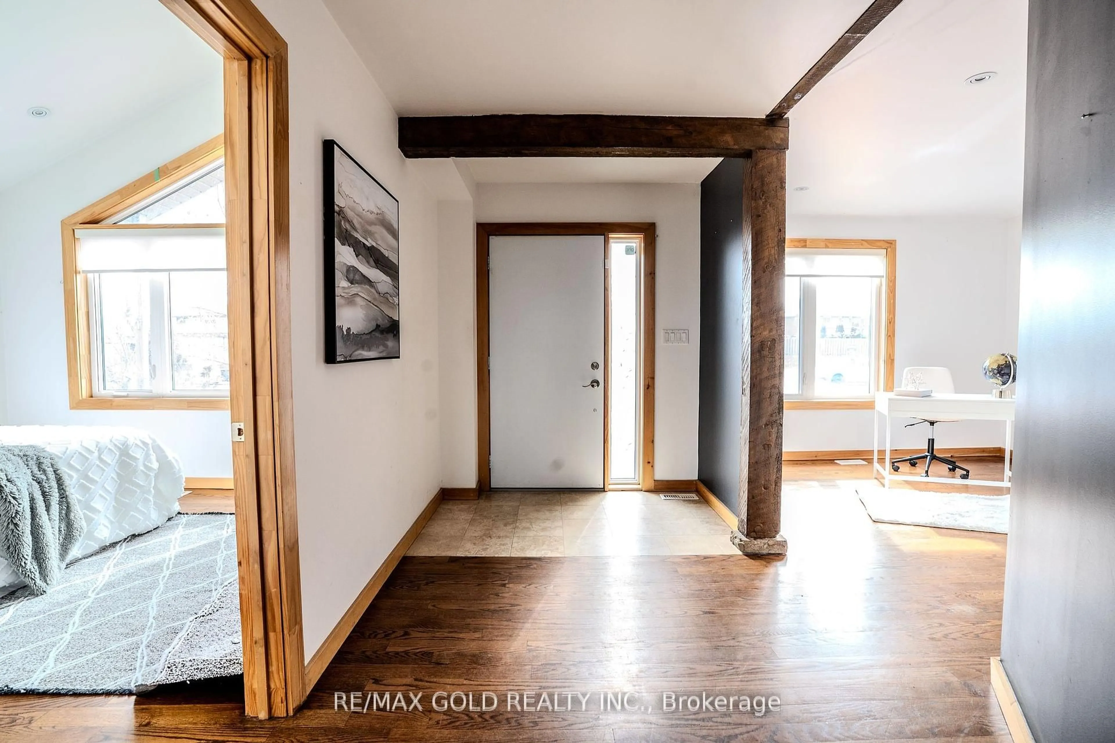 Indoor entryway for 3397 Cawthra Rd, Mississauga Ontario L5A 2X8