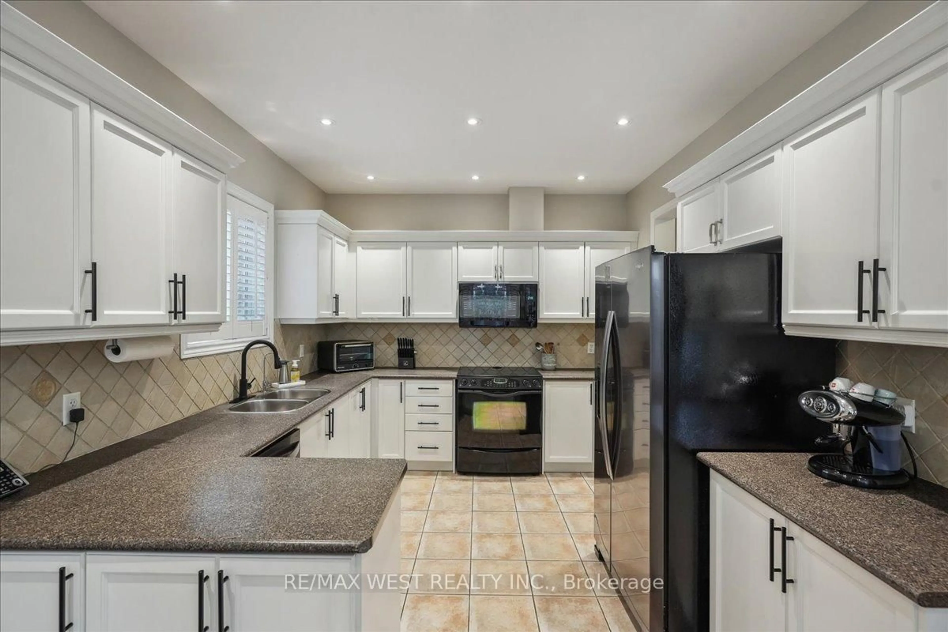 Open concept kitchen, ceramic/tile floor for 52 Goreridge Cres, Brampton Ontario L6P 1P1