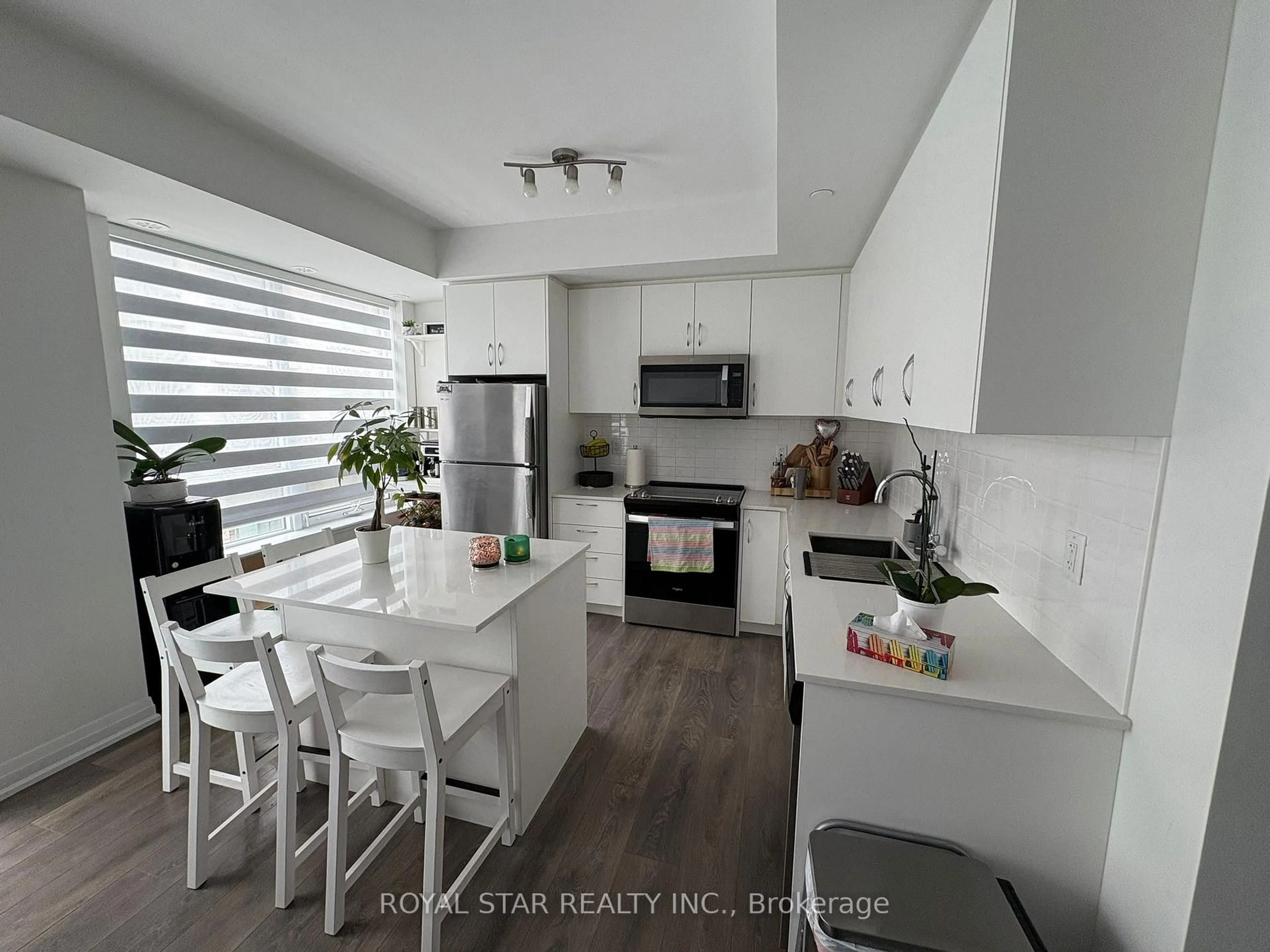 Open concept kitchen, unknown for 95 Attmar Dr #314, Brampton Ontario L6P 0Y6